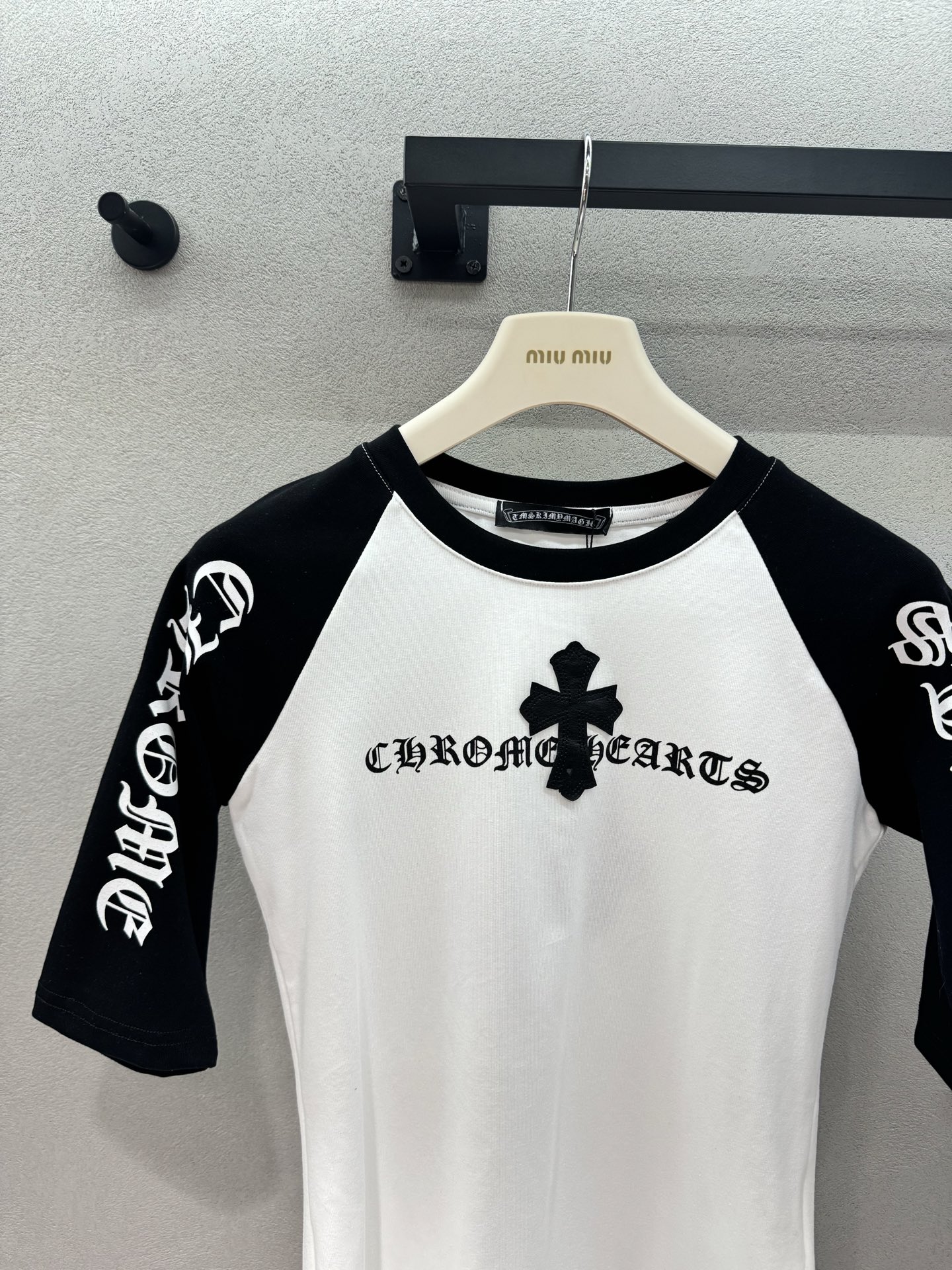 ￼ 2026 Spring&Summer ！克罗心插件T，胸前立体十字架皮标+哥特风刺绣字母，把克罗心的