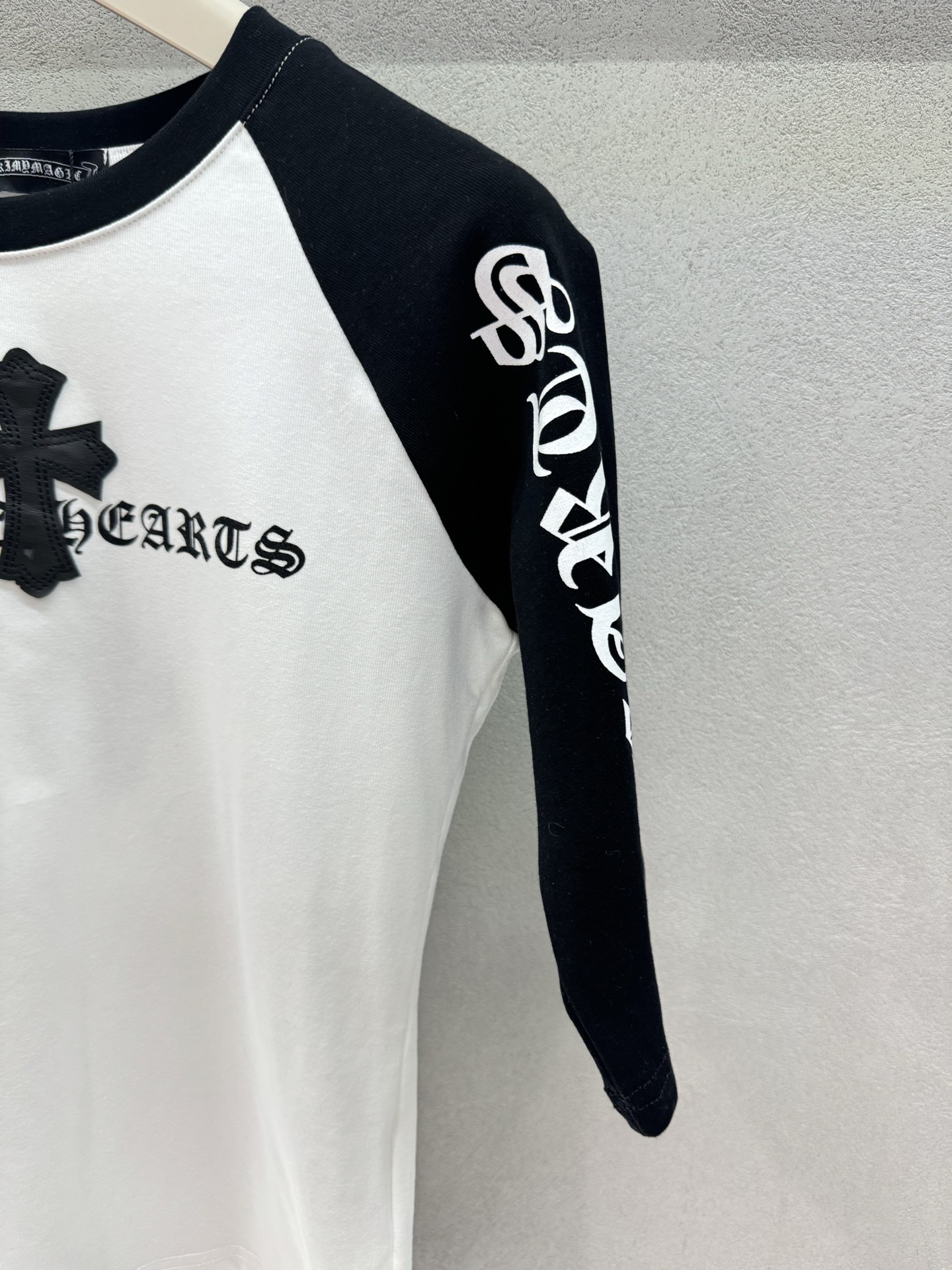 ￼ 2026 Spring&Summer ！克罗心插件T，胸前立体十字架皮标+哥特风刺绣字母，把克罗心的