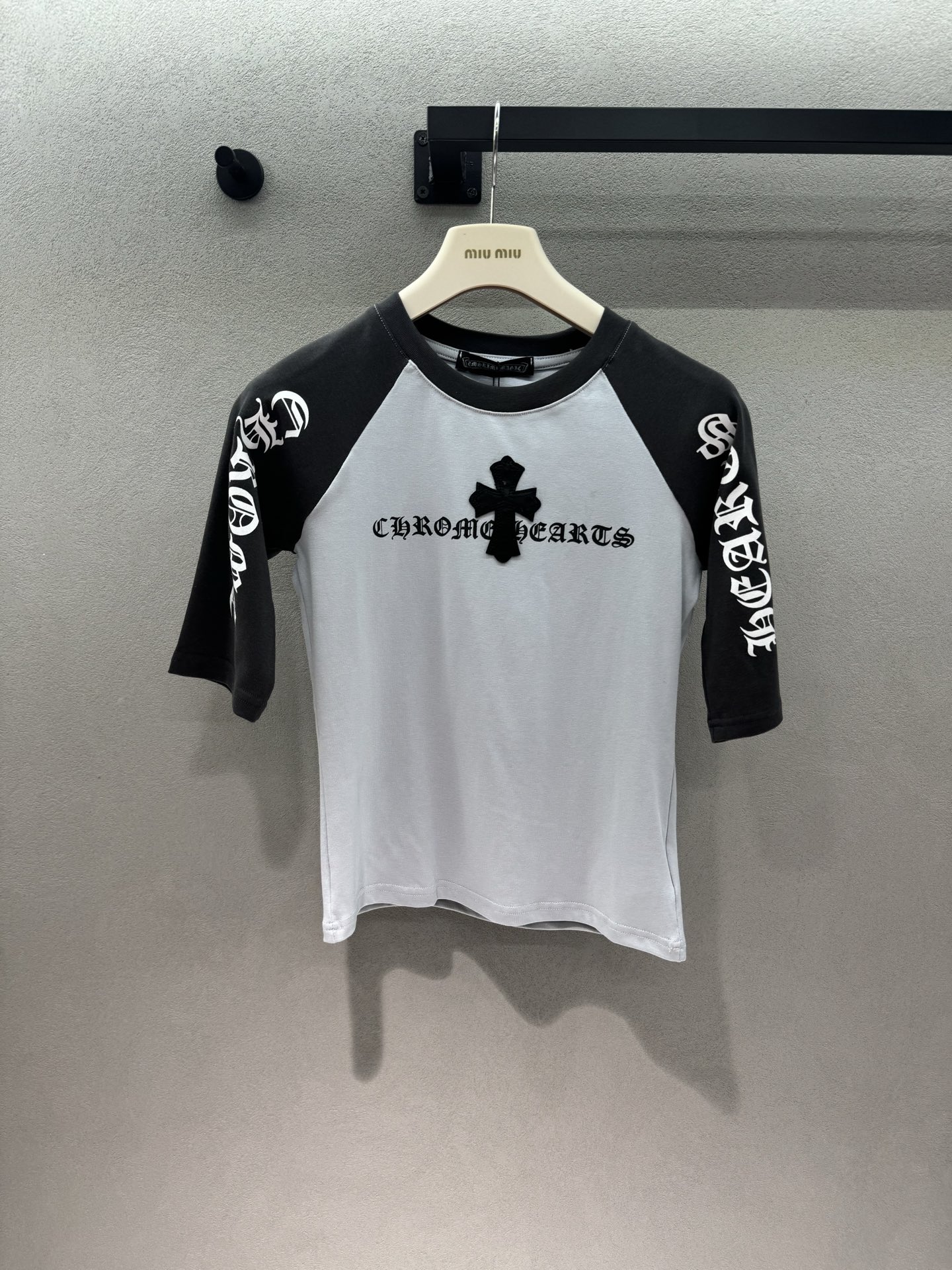 ￼ 2026 Spring&Summer ！克罗心插件T，胸前立体十字架皮标+哥特风刺绣字母，把克罗心的