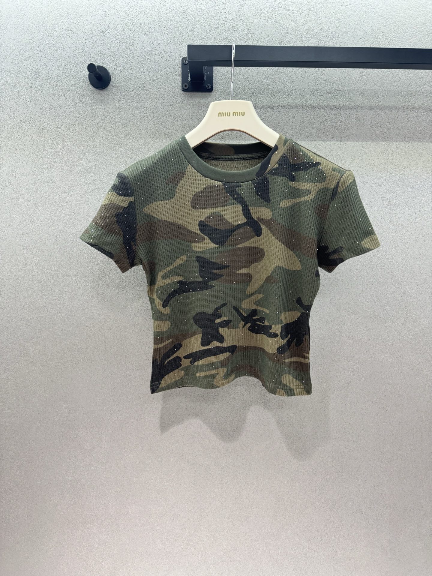 NO:806659,2026 Spring&Summer!  Ai*m, waffle camouflage short T-shirt, the natural camouflage T-shirt for American hot girls, waffle texture + low-key fine glitter, military green camouflage has a cool atmosphere, the short cut can easily match the body proportions, it is a style that can be matched in the wardrobe~ Three sizes!  ,,198609092026 Spring&Summer ！Ai*m,华夫格迷彩短t, 美式辣妹的本命迷彩T, 华夫格肌理+低调细闪, 军绿迷彩自带拽酷氛围, 短款剪裁轻松拿捏身材比例, 是衣柜里怎么搭都不出错的款～ 三码！,,,Women's clothing