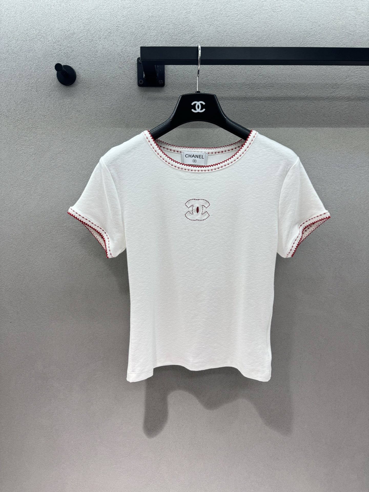 NO:806666,2026 Spring&Summer Xiaoxiang’s mid-century soft fufu home clothes, you can also be a refined daughter at home, milky white and red stripes + embroidered double C logo, the soft fabric has a sense of nobility, it is comfortable to wear at home, and it will not violate the rules when going out, exquisite girls will be locked in~ Three sizes!  Top details,198609092026 Spring&Summer 小香中古软fufu家居服, 宅家也能当精致千金, 奶白红条纹+刺绣双C标, 软乎乎的面料自带贵气感, 宅家穿舒服,出门穿也毫不违和, 精致女孩直接锁死～ 三码！上衣细节,,,Women's clothing