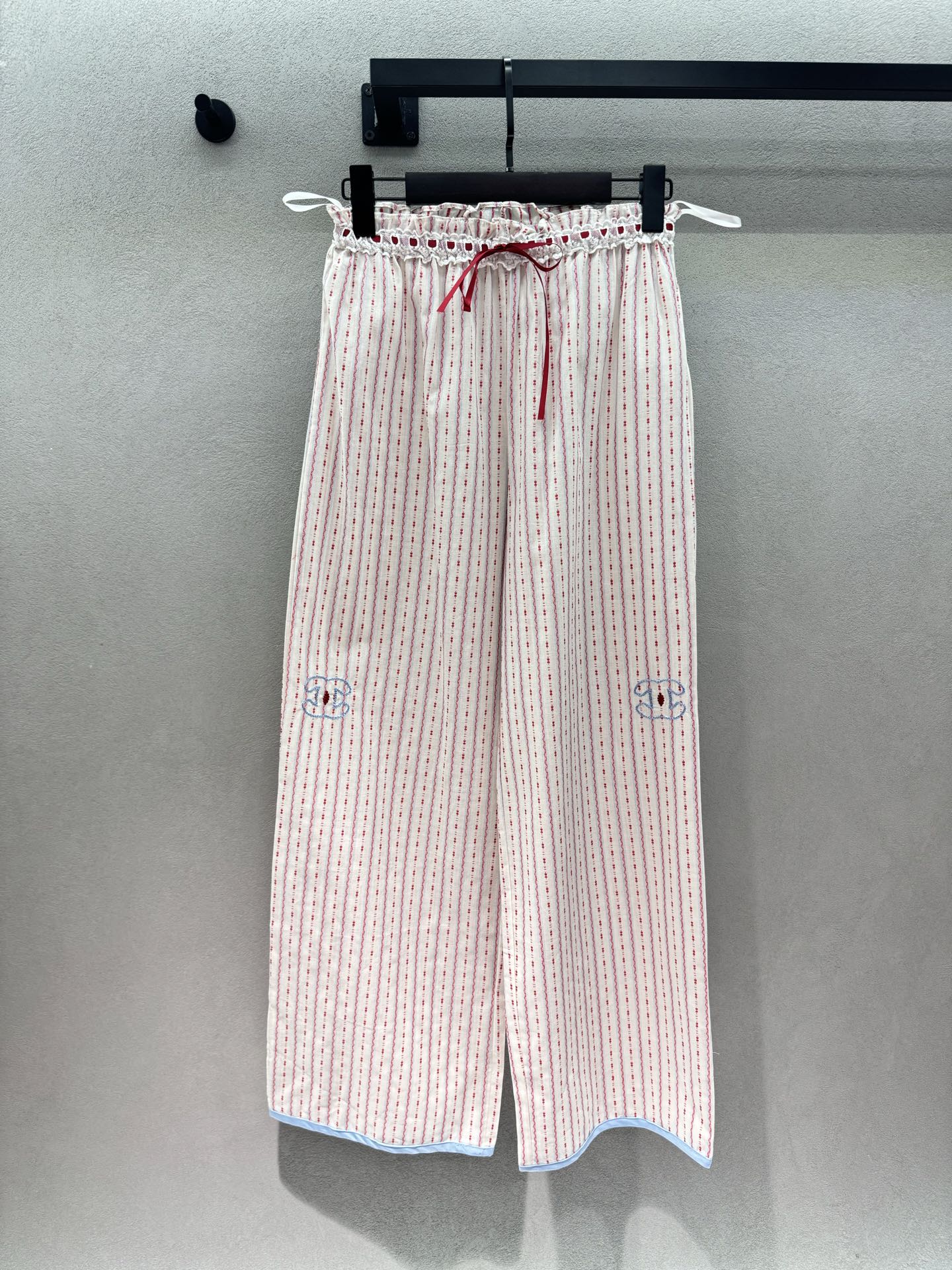 NO:806668,2026 Spring&Summer!  Xiaoxiang's mid-century soft fufu home clothes can be used as a sophisticated daughter at home. It has creamy white and red stripes + embroidered double C logo. The soft fabric has a sense of nobility. It is comfortable to wear at home and will not violate the rules when going out. It is a perfect match for delicate girls~ Three yards!  trousers details,,198609092026 Spring&Summer ！ 小香中古软fufu家居服, 宅家也能当精致千金, 奶白红条纹+刺绣双C标, 软乎乎的面料自带贵气感, 宅家穿舒服,出门穿也毫不违和, 精致女孩直接锁死～ 三码！ 长裤细节,,,Women's clothing