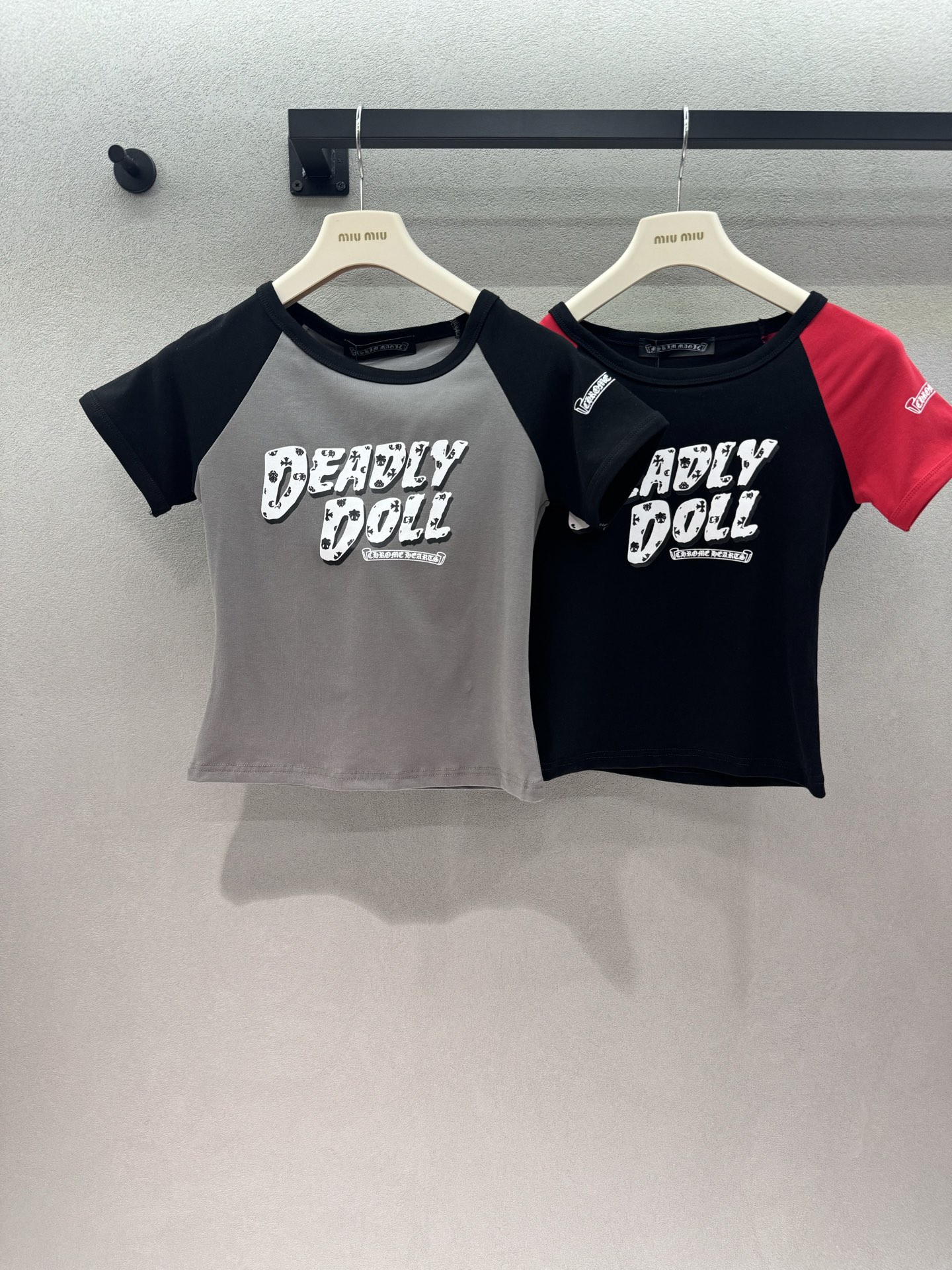 NO:806672,2026 Spring&Summer Crow's heart, short raglan T, American graffiti print + contrasting raglan, short waist pinching to show off the proportions, high-end contrasting colors, both colors are super versatile, perfect with overalls and pleated skirts, the number of heads turning will be huge when out on the street~ Two colors, three sizes!  ,,chrome hearts,skirts,198609092026 Spring&Summer 克罗*心,插肩短T, 美式涂鸦印花+撞色插肩, 短款掐腰巨显比例, 高级撞色配色,双色都超百搭, 搭工装裤、百褶裙都超绝, 出街回头率爆表～ 两色,三码！,,chrome hearts,skirts,,Women's clothing