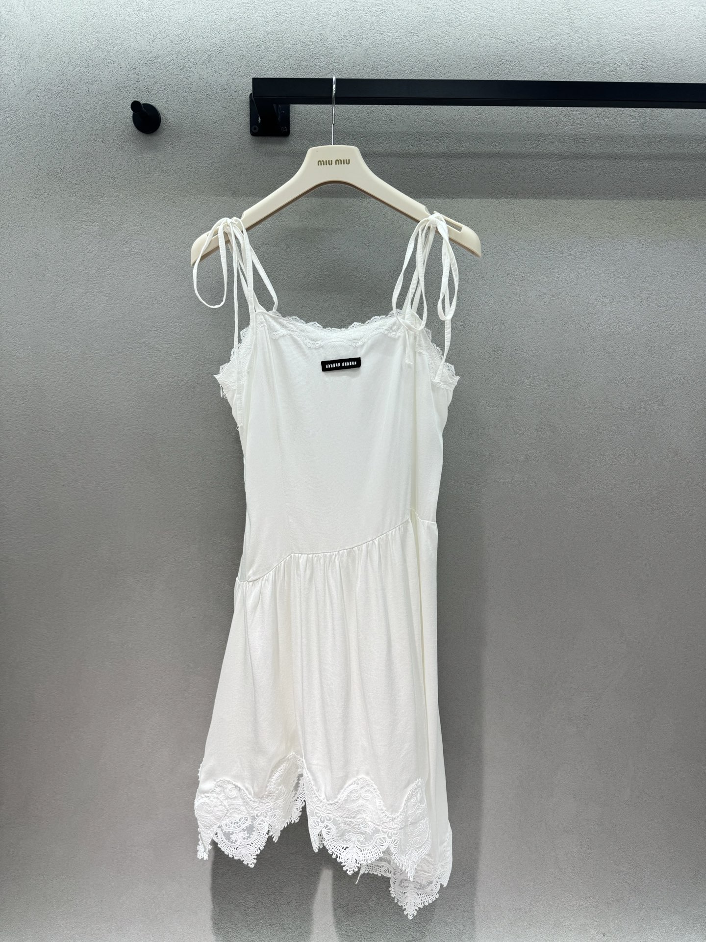 NO:806674,2026 Spring&Summer MiuMi*, small white dress with lace straps, double-layer straps + irregular lace hem, soft-focus white moonlight look, suitable for home, outdoor wear, and photo taking, gentle and a little sexy, the upper body is an atmospheric beauty~ Size 3,,miumiu,skirts,198609092026 Spring&Summer  MiuMi*,蕾丝绑带小白裙, 双层绑带+不规则蕾丝下摆, 柔焦白月光既视感, 宅家、外穿、拍照都适配, 温柔又带点小性感, 上身就是氛围感美女～ 三码,,miumiu,skirts,,Women's clothing