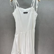  2026 Spring&Summer !MiuMi*,蕾丝绑带小白裙,双层绑带+不规则蕾丝下摆,柔  2026 Spring&Summer !MiuMi*,蕾丝绑带小白裙,双层绑带+不规则蕾丝下摆,柔