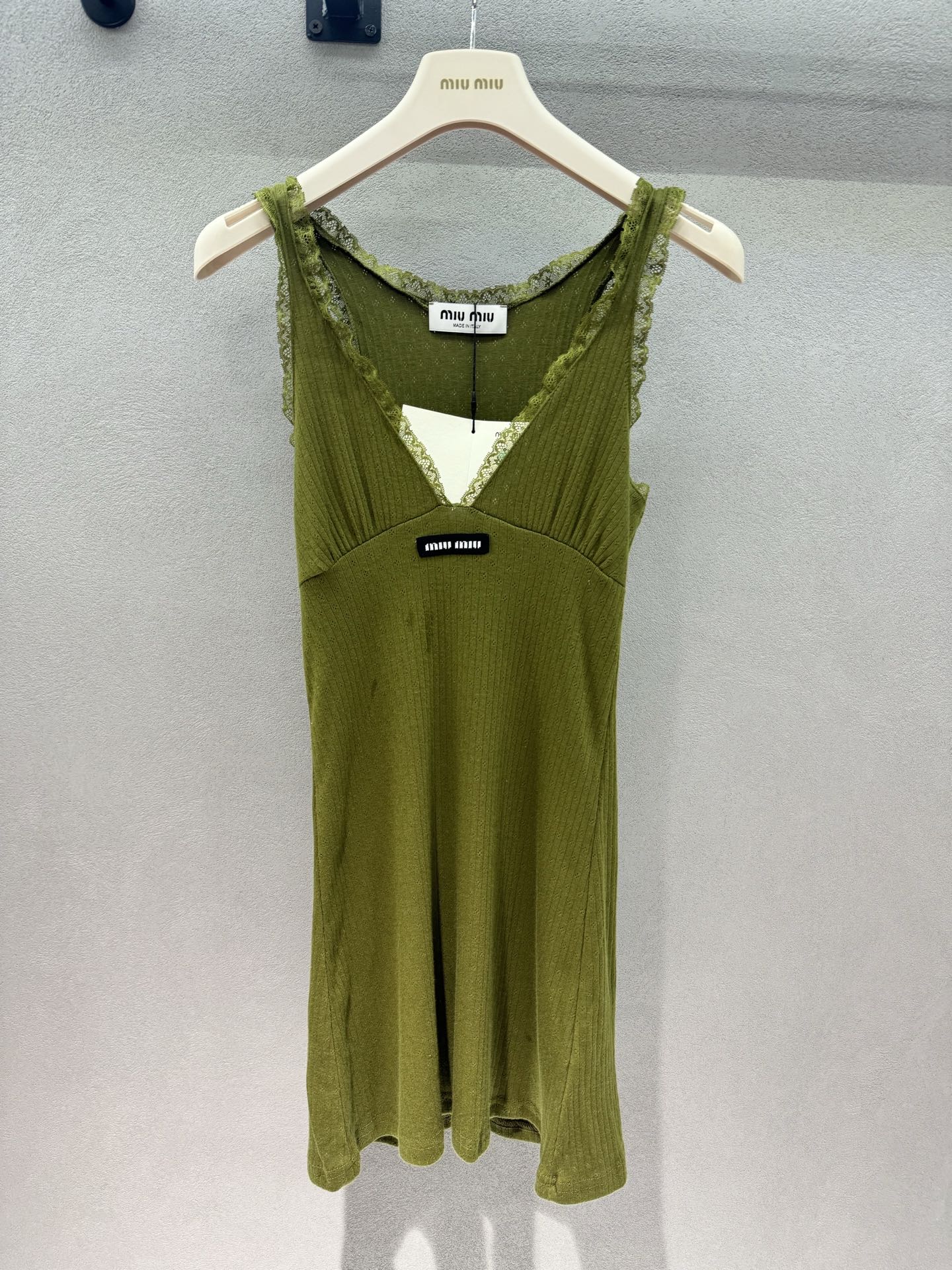 ￼ 2026 Spring&Summer ！MiumM*u，橄榄绿背心裙，V领蕾丝+收腰A字版型，上身秒