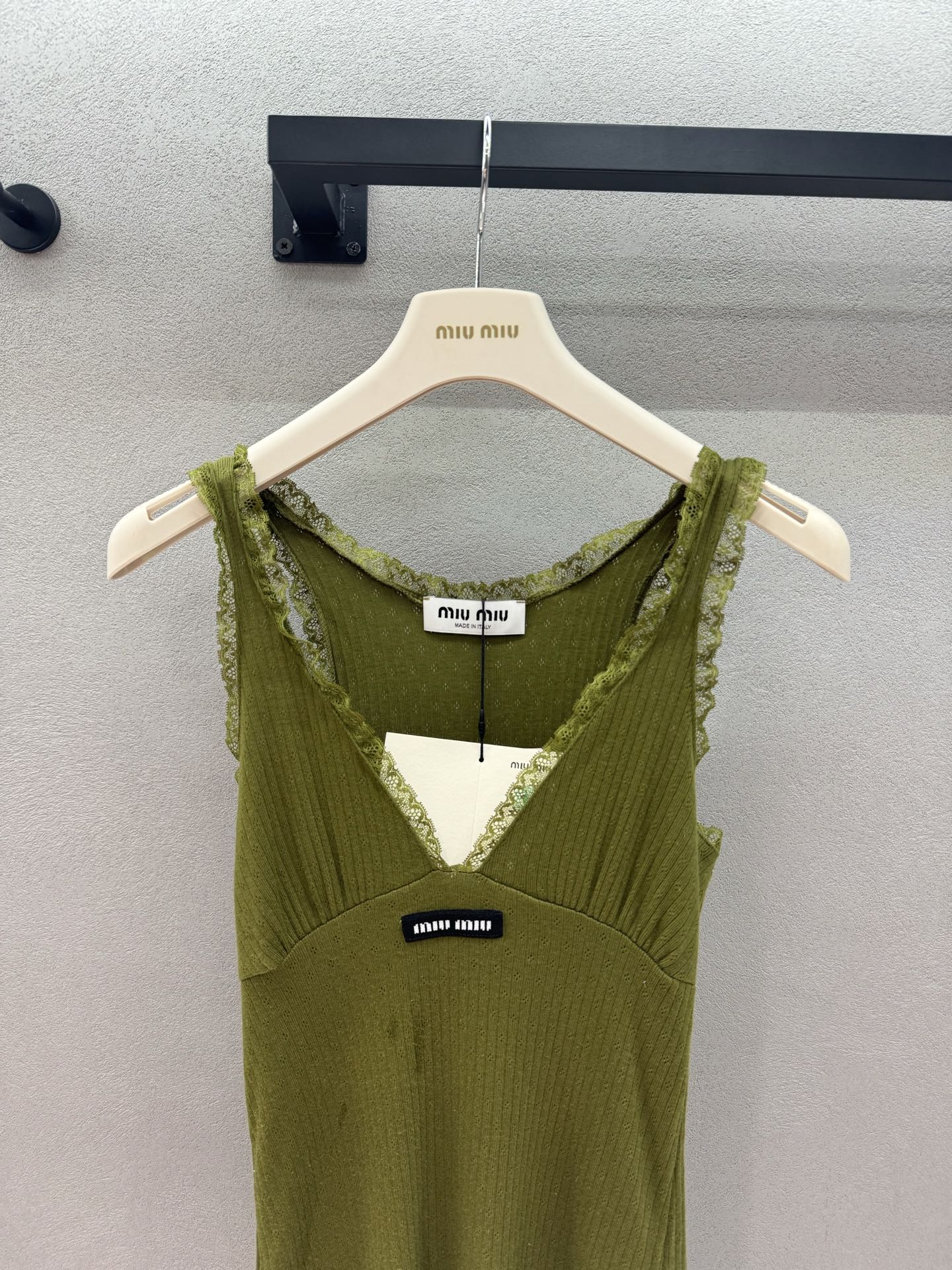 ￼ 2026 Spring&Summer ！MiumM*u，橄榄绿背心裙，V领蕾丝+收腰A字版型，上身秒
