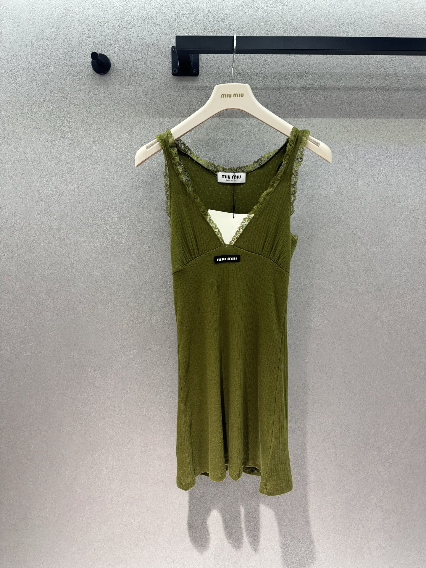NO:806678,2026 Spring&Summer MiumM*u, olive green vest dress, V-neck lace + waist A-line version, the upper body instantly becomes pure and sexy, sweet and spicy!  The ribbed fabric has its own slimming buff, and when paired with a denim jacket, you will look like an American retro hottie~ Three sizes!  ,,miumiu,skirts,jackets & coats,198609092026 Spring&Summer MiumM*u,橄榄绿背心裙, V领蕾丝+收腰A字版型, 上身秒变纯欲拽姐,又甜又辣！ 坑条面料自带显瘦buff, 搭牛仔外套就是美式复古辣妹～ 三码！,,miumiu,skirts,jackets & coats,,Women's clothing