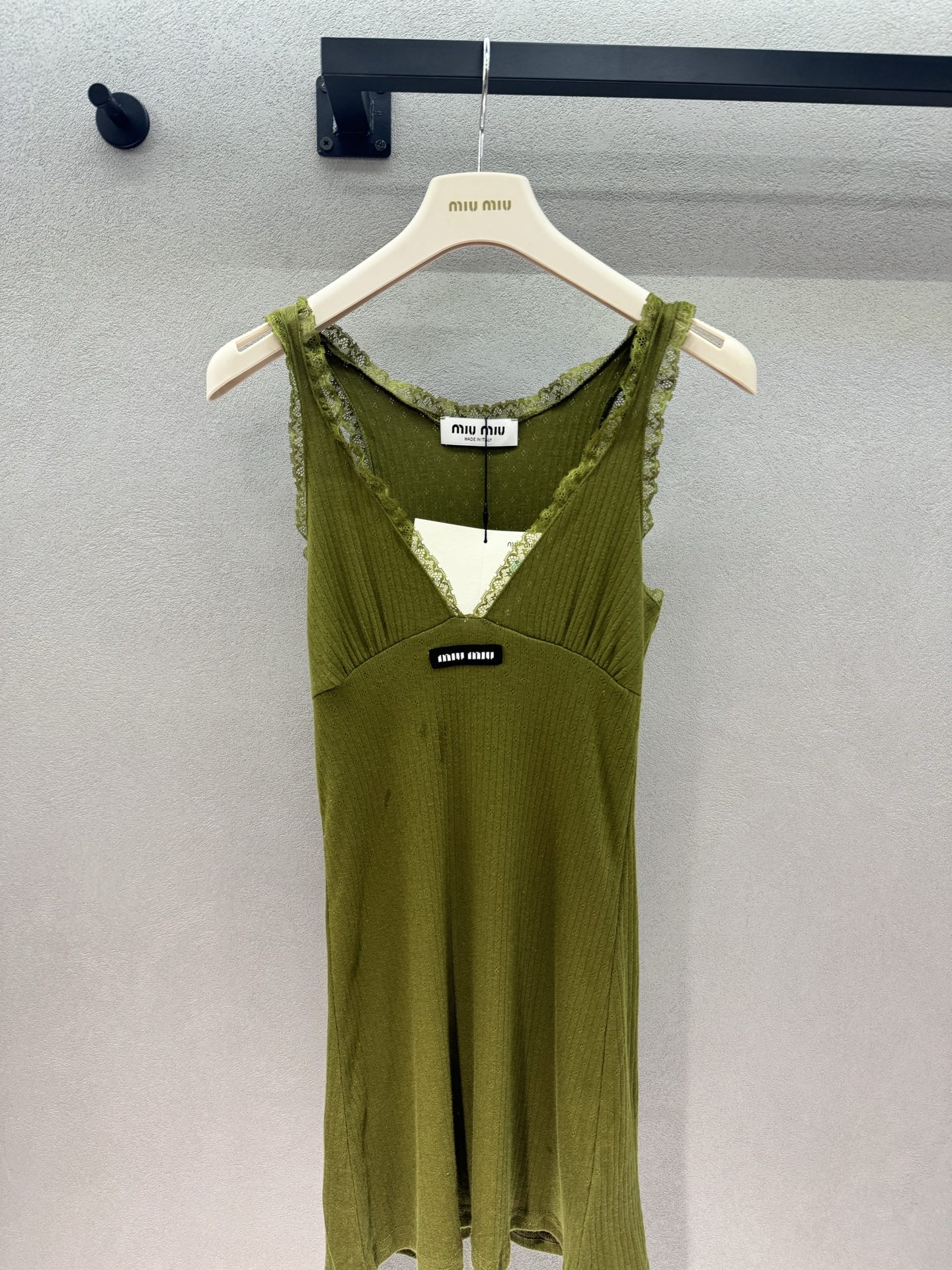 ￼ 2026 Spring&Summer ！MiumM*u，橄榄绿背心裙，V领蕾丝+收腰A字版型，上身秒