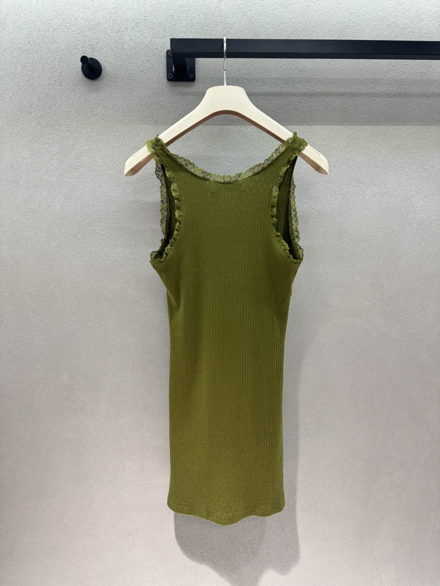 ￼ 2026 Spring&Summer ！MiumM*u，橄榄绿背心裙，V领蕾丝+收腰A字版型，上身秒