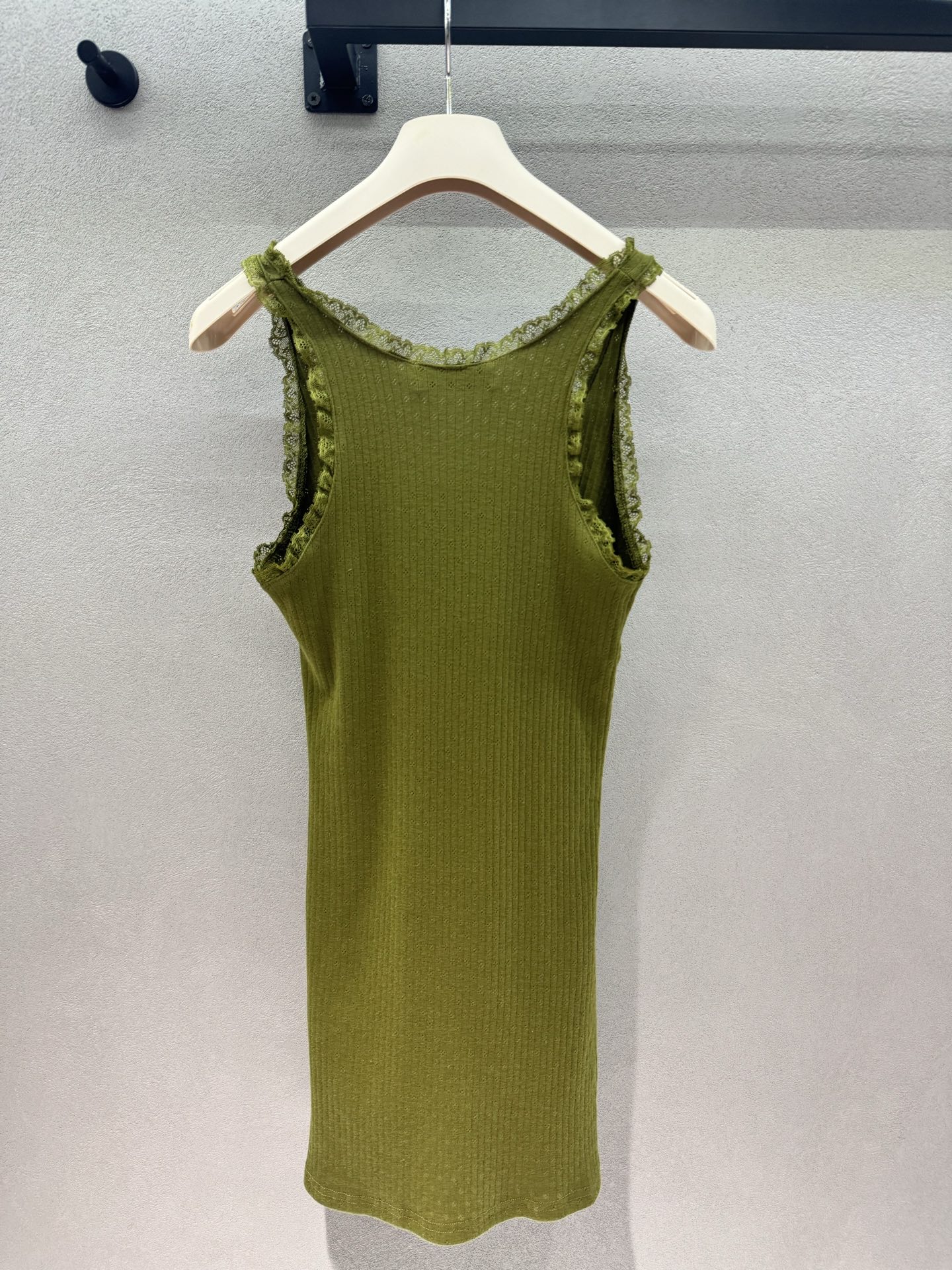 ￼ 2026 Spring&Summer ！MiumM*u，橄榄绿背心裙，V领蕾丝+收腰A字版型，上身秒
