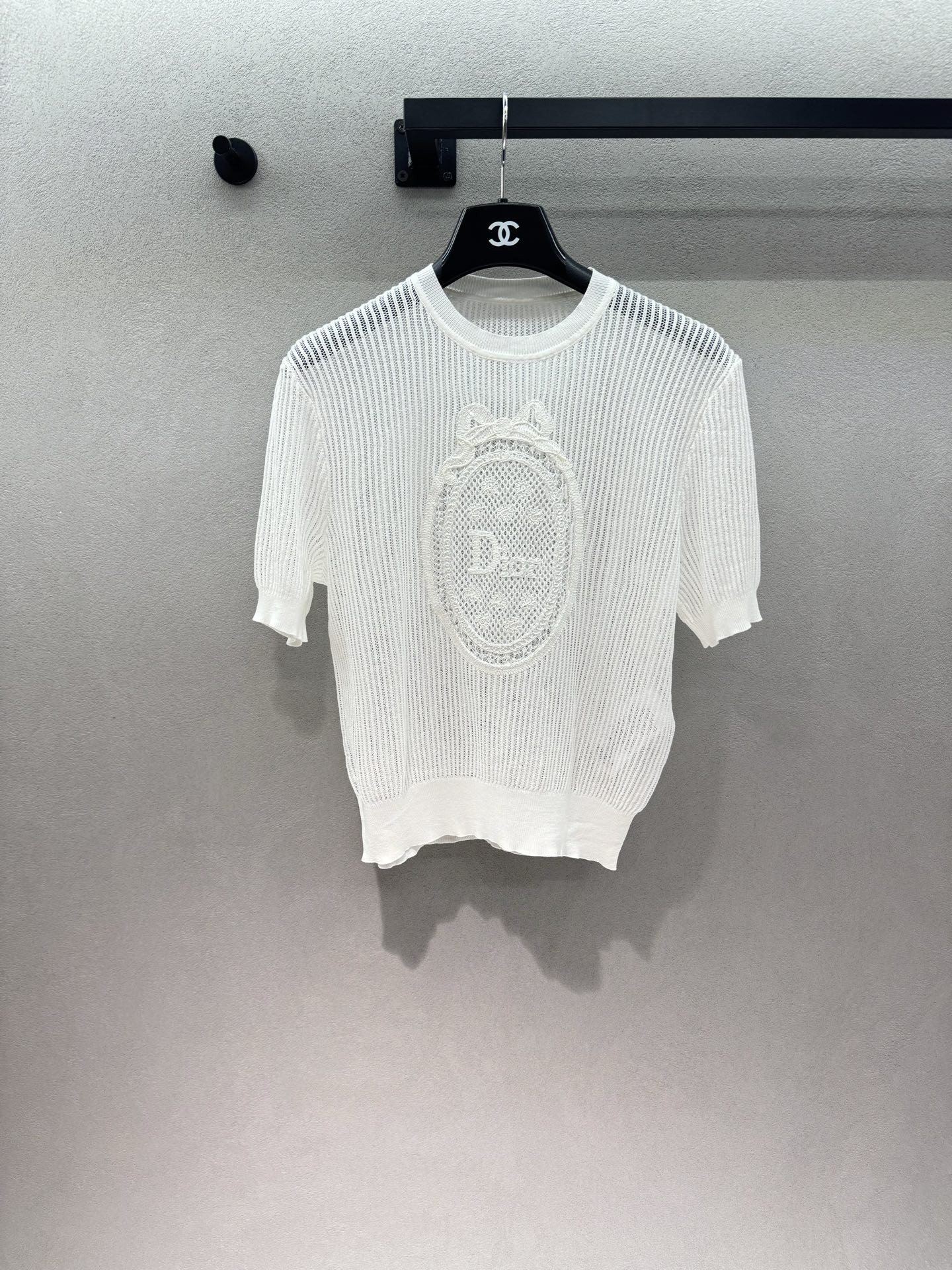 NO:806667,2026 Spring&Summer Dio*, milky white hollow vertical pit strip knitted top, with a breathable and cool feeling, and it is not sweaty at all when worn in summer. The exquisite lace embroidery badge on the chest is low-key and noble, gentle and delicate. The round neck + mid-sleeve design modifies the shoulder line and body, and the upper body has a gentle filter. The loose and slightly dropped version is not picky on the figure. It can be paired with a high-waisted bottom to instantly change the proportion of 30 to 70 points.  French light and sophisticated style, great for dates and afternoon tea~ Three sizes!  ,,dior,198609092026 Spring&Summer Dio*,奶白色镂空竖坑条针织上衣,自带透气凉感,夏天穿也完全不闷汗 胸前精致蕾丝刺绣徽章,低调又显贵, 温柔中带着精致感, 圆领+中袖设计,修饰肩线和拜拜肉, 上身自带温柔滤镜, 宽松微落的版型,不挑身材, 搭高腰下装秒变三七分比例, 法式轻熟风,约会、下午茶穿巨出片～ 三码！,,dior,,Women's clothing