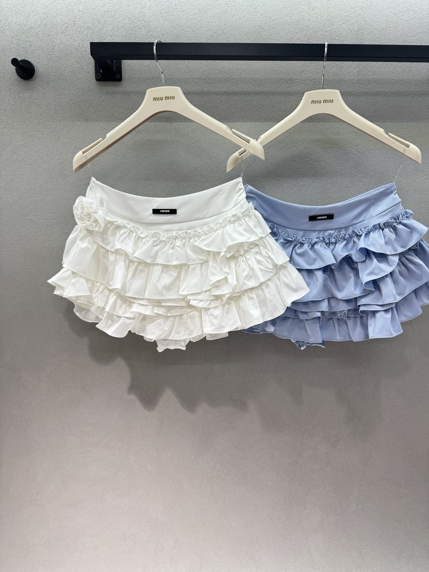 NO:806663,2026 Spring&Summer!  Lacert*, multi-layered ruffle cake skirt, with fluffy air, sweet but not bloated, the upper body instantly transforms into a runaway Disney princess, high waist and narrow waist design, pinching the thinnest waistline, paired with culottes style with safety pants, hiding the flesh and preventing exposure, milky white gentle and pure desire, light blue fresh and energetic, comes with first love filter, whether you are visiting a store with your sisters, taking photos, or wearing it on a date, it will look great.  She looks like a sweet and sweet little princess when she wears it~ Two colors, three sizes!  ,,skirts,198609092026 Spring&Summer ！Lacert*,多层荷叶边蛋糕裙摆, 自带蓬松空气感,甜而不肿, 上身秒变迪士尼出逃公主, 高腰窄腰设计,掐住最细的腰线, 搭配自带安全裤的裙裤版型,藏肉又防走光, 奶白温柔纯欲,浅蓝清新元气,自带初恋滤镜 不管是和姐妹探店、拍照打卡, 还是约会穿都巨出片, 穿上就是那种又乖又甜的小公主～ 两色,三码！,,skirts,,Women's clothing