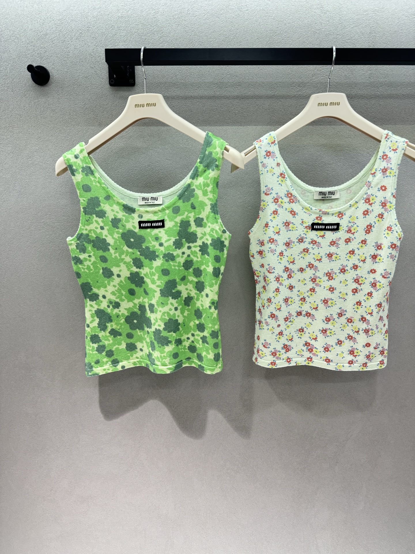 NO:807230,2026 Spring&Summer MiuMi*, floral vests, one is fresh mint green blooming flowers, the other is small florals on a milky white background. The terry velvet fabric is soft and very comfortable to wear next to the body. The U-shaped collar can also quietly expose the collarbone. The short version is super proportional. Paired with jeans, you will be a sweet girl. Paired with a pleated skirt, you can directly transform into a campus heroine. In the summer, you can go out casually in a casual outfit. It will be a perfect match for lazy people~  Two colors, three codes!  ,,miumiu,skirts,jeans,198609092026 Spring&Summer MiuMi*,碎花背心, 一件是清新薄荷绿晕染花, 一件是奶白底小碎花, 毛巾绒面料软乎乎的,贴身穿超舒服, U型领还能悄悄露出锁骨, 短款版型超显比例, 搭配牛仔裤就是元气甜妹, 配百褶裙直接变身校园女主, 夏天出门随便一套都超有氛围感, 懒人穿搭直接锁死这两件～ 两色,三码！,,miumiu,skirts,jeans,,Women's clothing