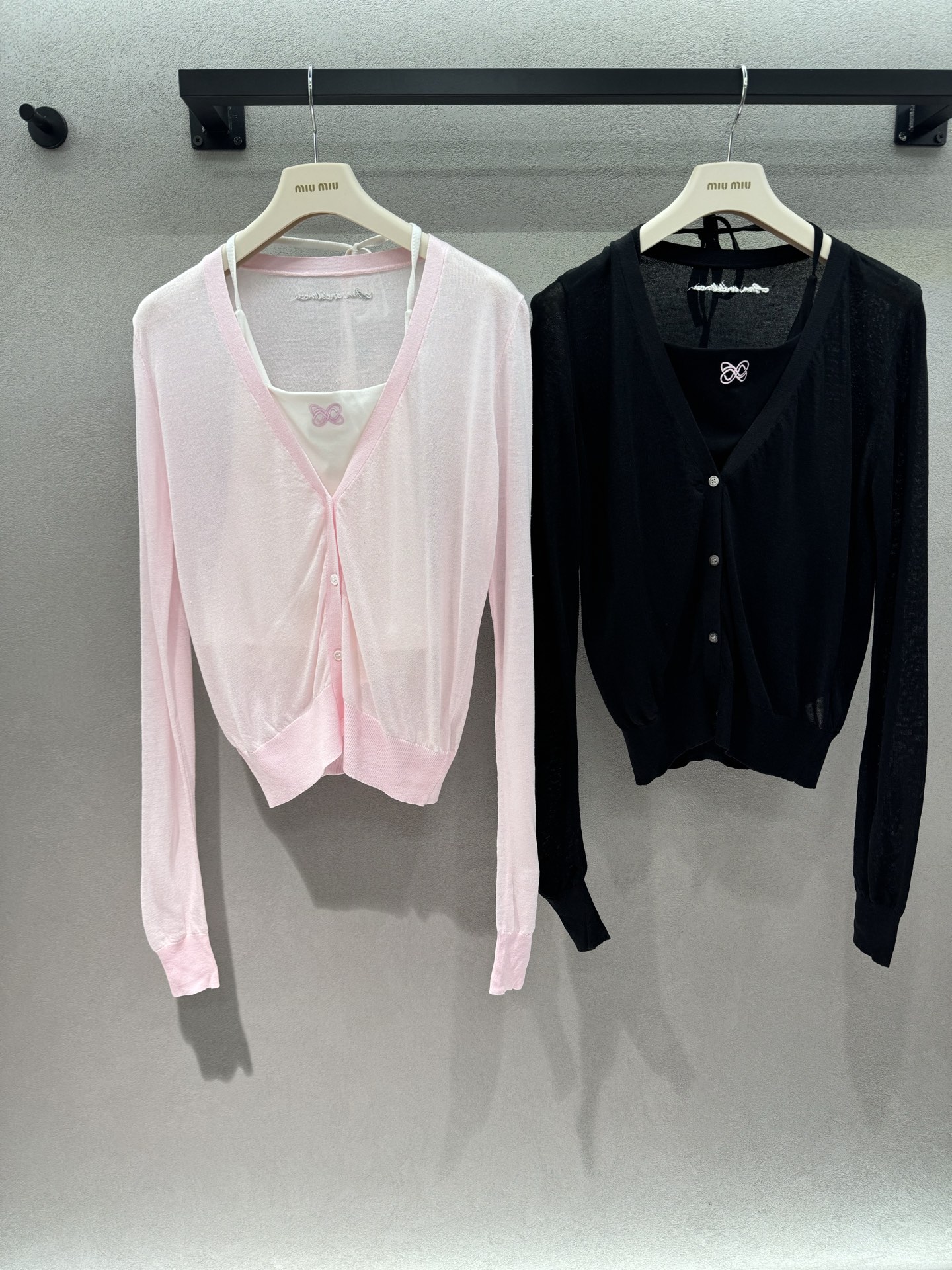 ￼ 2026 Spring&Summer ，Ann，吊带真两件开衫，发光的粉色开衫，黑色款经典百搭，显瘦