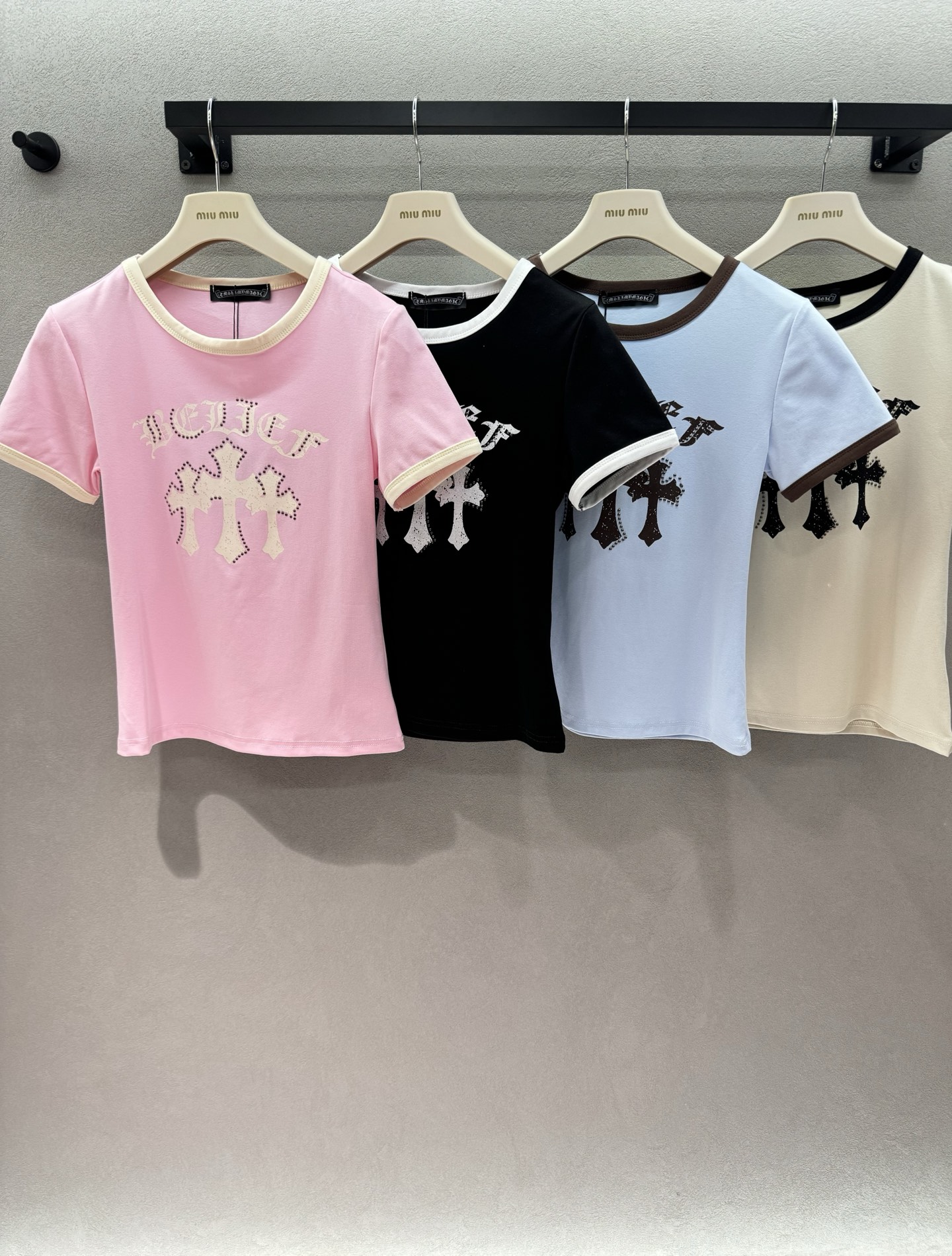 ￼ 2026 Spring&Summer ！克罗*心，十字架撞色T恤，撞色+烫钻十字架，把高街感拉满了，
