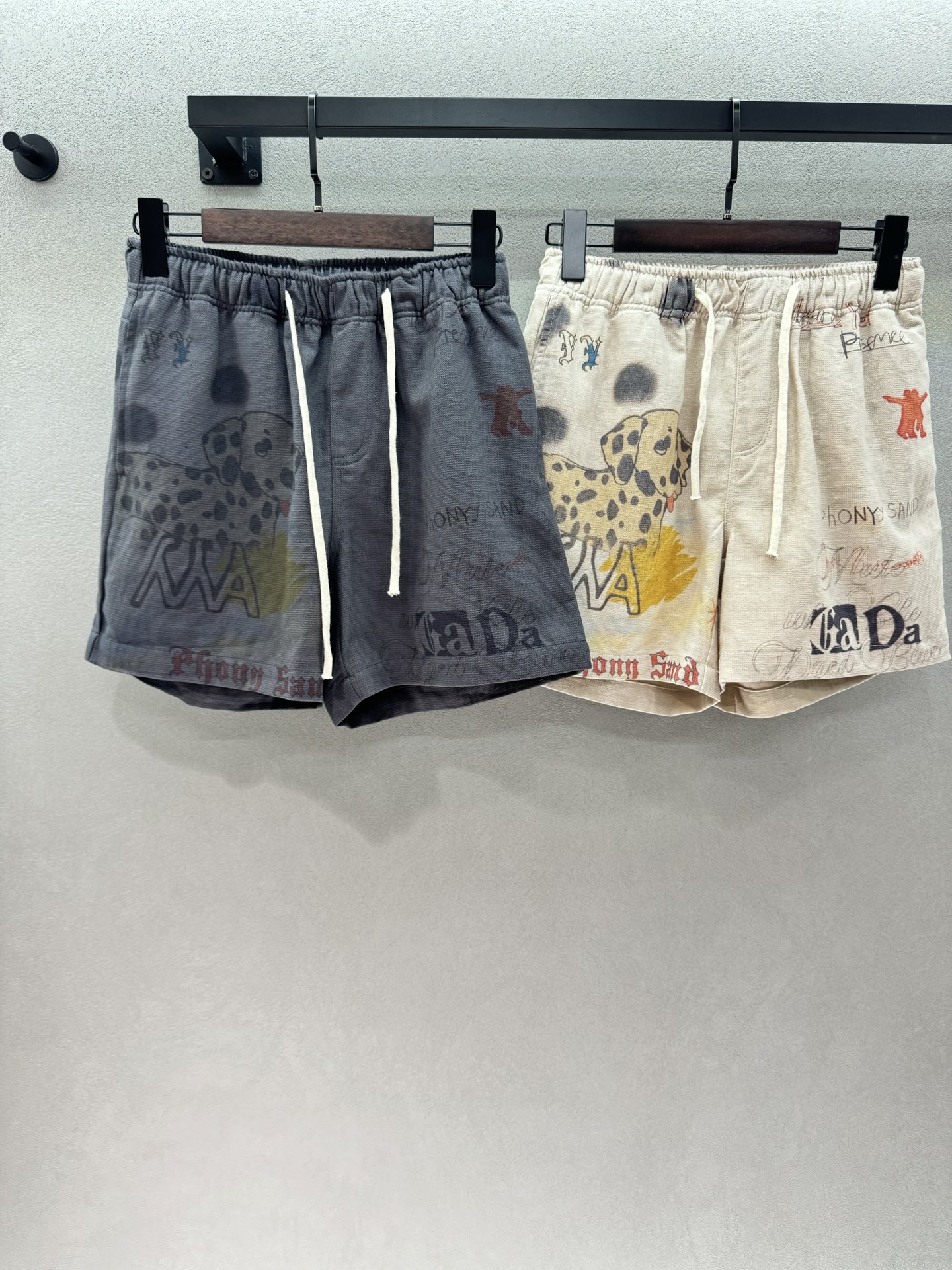 NO:833858,2026 Spring&Summer OPE*N YY, Dalmatian shorts are off-white and have a gentle filter. The hand-painted graffiti prints are so stylish. The cotton and linen fabrics are soft and breathable in summer. The elastic waist is also super friendly for sisters with fat waists. It will look great with a white T, suspenders, or a waist-baring top~ Two colors, three sizes!  ,,shorts,198609092026 Spring&Summer  OPE*N YY,斑点狗短裤 米白色自带温柔滤镜, 手绘涂鸦印花太有腔调了, 棉麻面料软乎乎的,夏天穿巨透气, 松紧腰对腰上有肉的姐妹也超友好, 随便搭个白T、吊带、露腰上衣都巨好看～ 两色,三码！,,shorts,,Women's clothing