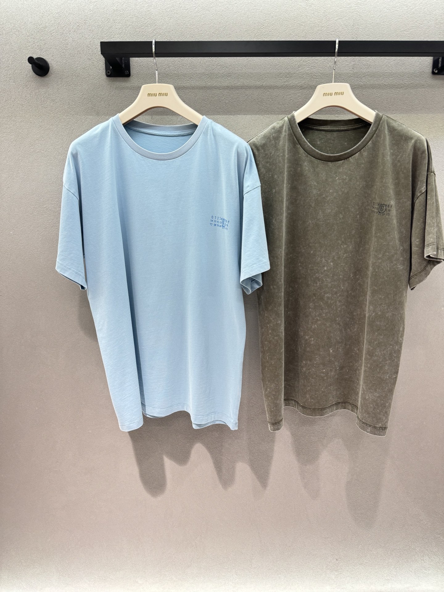 NO:833841,2026 Spring&Summer MM6 distressed T, the distressed washed fabric is soft and fufu, the upper body comes with a soft fog filter, double printing design on the front and back, low-key small logo on the front, large number printing on the back, simple but not monotonous, loose shoulder style, very tolerant to the body, casually wear it with jeans. In summer, when you don’t want to worry about matching, just wear it when going out~ Two colors, three sizes!  ,,masion margiela,jeans,198609092026 Spring&Summer MM6做旧T, 做旧水洗的面料软fufu的, 上身自带柔雾滤镜, 前后双印花设计,正面低调小标, 后背大数字印花,简约又不单调, 宽松落肩版型,对身材包容度拉满, 随便搭个牛仔裤就很有那味儿, 夏天不想费脑搭配的时候,穿它出门就对了～ 两色,三码！,,masion margiela,jeans,,Women's clothing