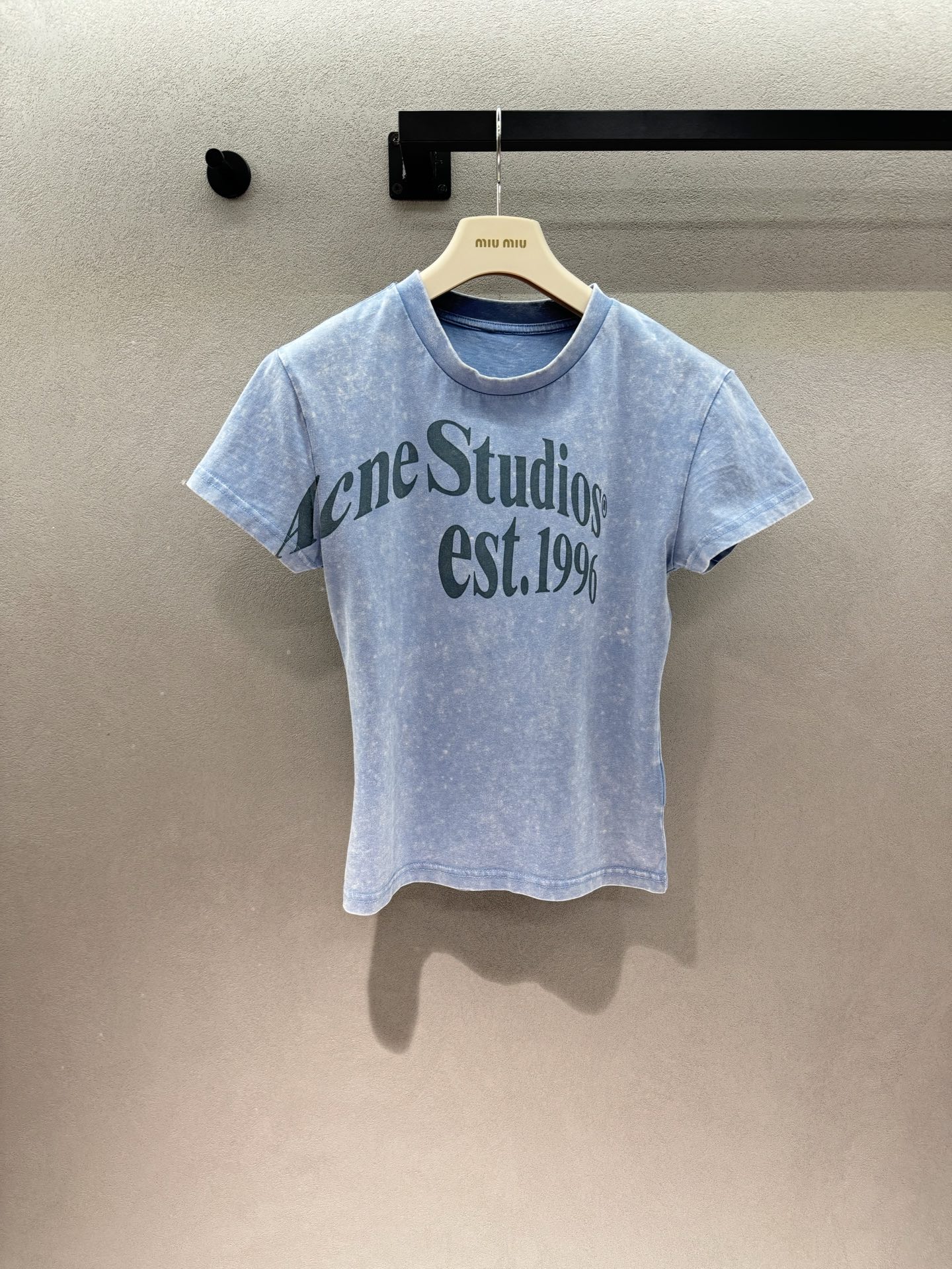 NO:833832,2026 Spring&Summer!  Acne's stir-fried short T-shirt. The washed-out matte blue tone is so atmospheric. It comes with a retro soft-focus filter. The large letter print on the chest makes it highly recognizable. The short slim fit just exposes the waistline and is just right spicy. It goes great with low-waisted jeans and work skirts. The American retro hottie style is directly welded to the body~ Three sizes!  ,,acne studios,skirts,jeans,198609092026 Spring&Summer ！Acne炒色短T, 水洗做旧的雾面蓝调也太有氛围感了, 自带复古柔焦滤镜, 胸前的大字母印花辨识度拉满, 短款修身版型刚好露出腰线,辣度刚刚好, 搭配低腰牛仔裤、工装裙都巨绝, 美式复古辣妹风直接焊在身上～ 三码！,,acne studios,skirts,jeans,,Women's clothing