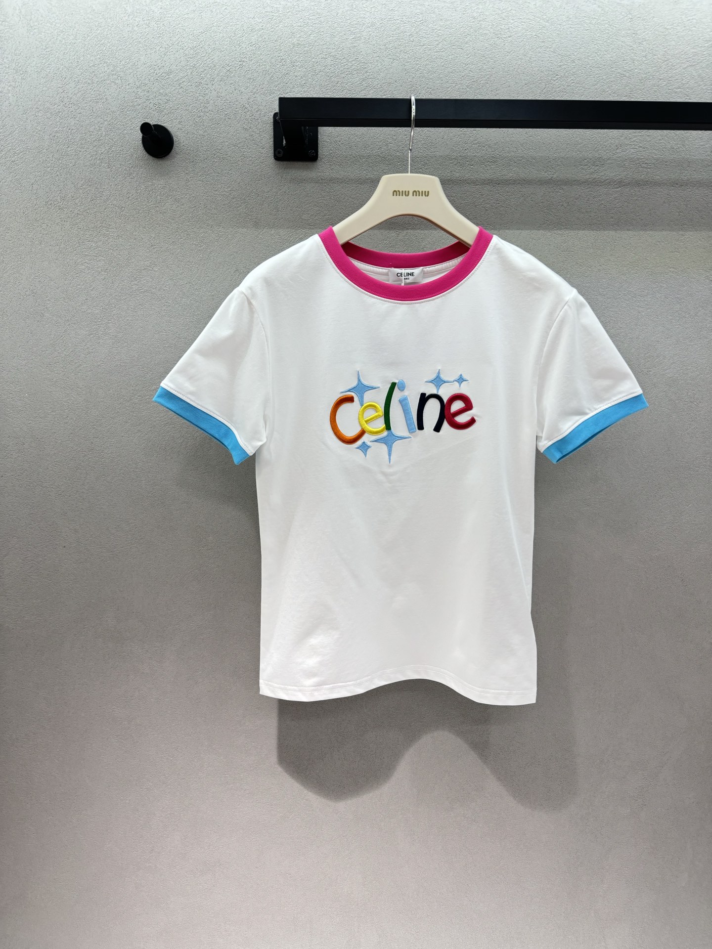 NO:833824,!  Celin*e's contrasting color T-shirt, white T + pink and blue contrasting hemming, is so energetic. It instantly fills the summer dopamine atmosphere. Colorful embroidered letters + star pattern, full of details, sweet and not childish. The shape is not body-conscious, and it is very eye-catching when worn alone. It looks great with jeans and pleated skirts. When you put it on, you will be a sweet girl full of energy. Summer happiness is contracted by it~ Three sizes!  ,,celine,skirts,jeans,tees,t-shirt,19860909！Celin*e撞色T恤, 白T+粉蓝撞色包边也太元气了, 瞬间拉满夏日多巴胺氛围, 彩色刺绣字母+星星图案, 细节感满满,又甜又不幼稚, 版型不挑身材,单穿就很亮眼, 搭配牛仔裤、百褶裙都巨好看, 穿上就是活力满满的甜妹, 夏天的快乐被它承包了～ 三码！,,celine,skirts,jeans,tees，t-shirt,,Women's clothing