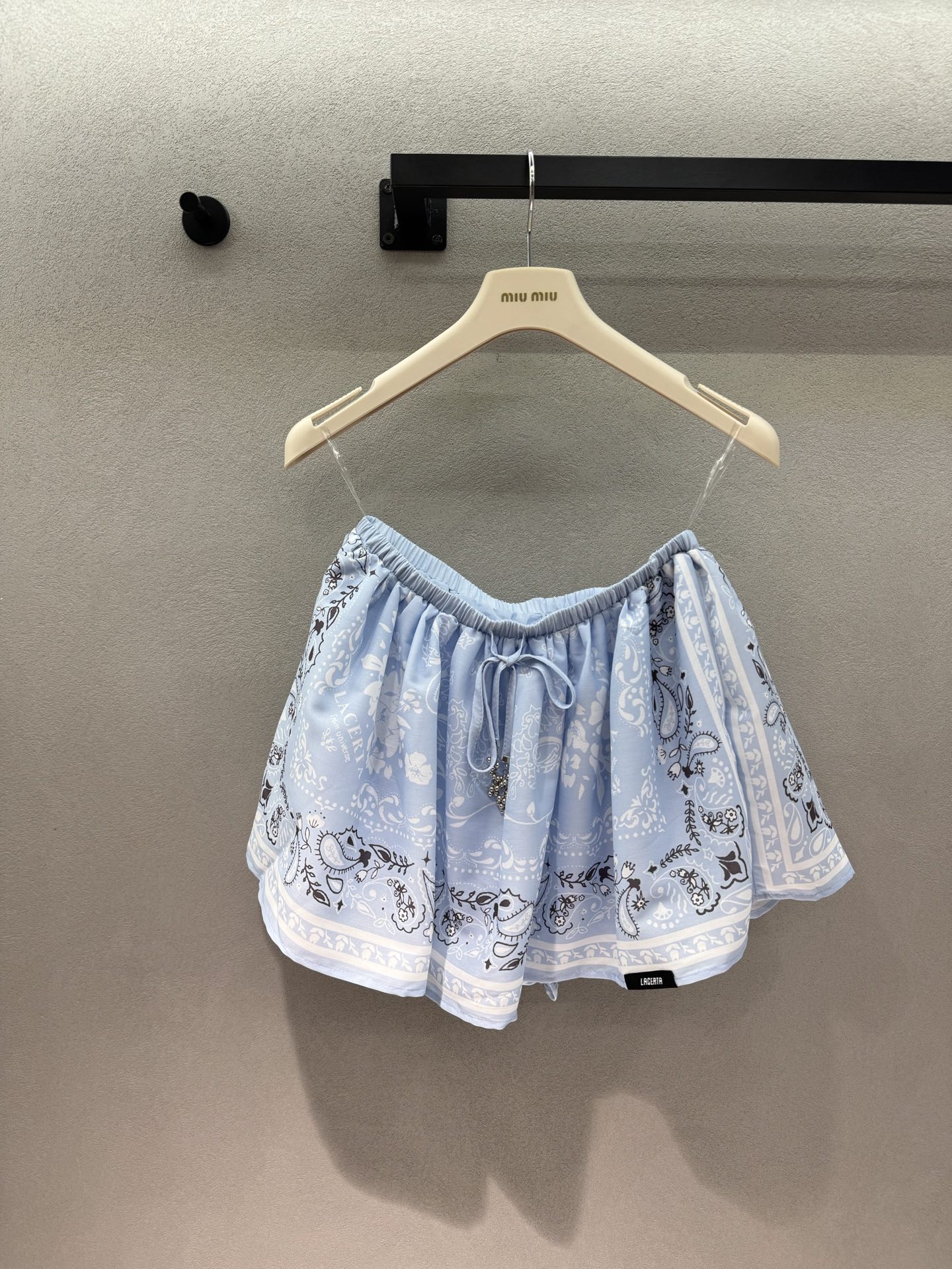 NO:869983,Tube top, shirt, skirt 2026 Spring&Summer LA*, a hot girl's three-piece suit. The blue and white cashew flower suit is also very sweet and cool~ The thin and slightly transparent sun protection shirt, worn open, gives a casual hot girl style. Paired with a triangle tube top + shorts from the same series, the set is pure and wild. The high-waisted shorts show off the length of the legs. The A-line version can also hide the flesh. The fabric is so comfortable that you don't want to take it off. It will not make you sweaty at all in summer.  Whether you are going on a date or shopping with your sisters, you can always look beautiful~ Three sizes!  ,,skirts,shorts,shirts,19860909抹胸 衬衫 半裙 2026 Spring&Summer  LA*,辣妹的三件套 蓝白腰果花套装也太会拿捏甜酷感了～ 轻薄微透的防晒衬衫, 敞开穿就是随性的辣妹风, 内搭三角抹胸+同系列短裤, 一套穿又纯又野,高腰短裤巨显腿长, A字版型还能藏住肉肉, 面料舒服到不想脱,夏天穿完全不闷汗, 不管是去约会还是和姐妹逛街,都能美出圈～ 三码！,,skirts,shorts,shirts,,Women's clothing