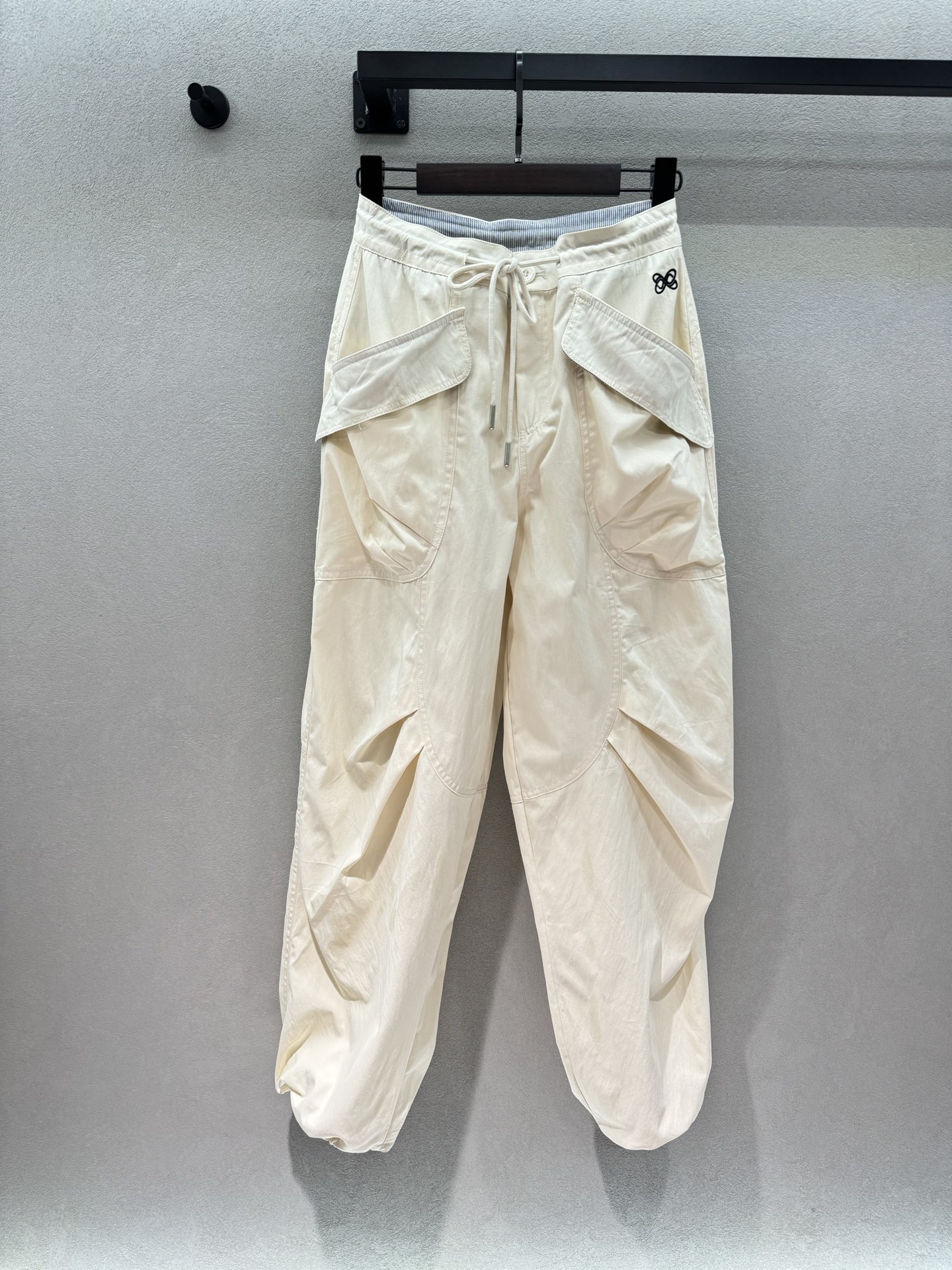 NO:836398,2026 Spring&Summer ANN high-waist pleated large-pocket overalls, which directly hide the fake crotch width and thigh flesh, straighten your legs instantly after putting them on. The light fabric is not sweaty when worn in summer. The drawstring design can also adjust the waistline. Wear it open for a lazy and relaxed feeling. It is cool and sassy when worn with feet. It looks good with suspenders, T-shirts and shirts. It is so good to wear more than one pair of pants~ Three sizes!  ,,shirts,tees,t-shirt,198609092026 Spring&Summer ANN 高腰褶皱大口袋工装裤, 直接把假胯宽、大腿肉藏得严严实实, 穿上秒变直腿, 轻薄的面料夏天穿也不闷汗, 抽绳设计还能调节腰围, 敞开穿是慵懒松弛感,束脚穿又酷又飒, 搭配吊带、T恤、衬衫都好看, 一裤多穿太香了～ 三码！,,shirts,tees，t-shirt,,Women's clothing