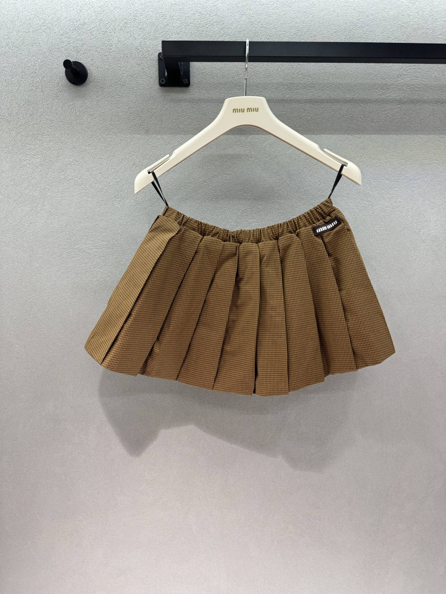 NO:836409,2026 Spring&Summer MIuMi*, plaid bud skirt!  The selected plaid texture fabric is stiff and stylish, not easy to collapse and deform. The three-dimensional pleating process creates a fluffy bud silhouette. It is equipped with an elastic waistband, which is comfortable to put on and take off without tightening the flesh. The brand woven logo on the side seam is embellished, which is simple and recognizable. It has a sweet and cool atmosphere. The high-waisted A-line version hides the flesh and makes you slim, easily optimizes the body proportions, and is suitable for a variety of styles ~ Three sizes!  ,,miumiu,skirts,198609092026 Spring&Summer MIuMi*, 格纹花苞短裙！ 甄选格纹肌理面料, 挺括有型,不易软塌变形, 立体压褶工艺打造蓬松花苞廓形, 搭配松紧腰头,穿脱舒适不勒肉, 侧缝品牌织标点缀,简约又有辨识度, 自带甜酷氛围,高腰A字版型, 藏肉显瘦,轻松优化身材比例, 适配多种风格～ 三码！,,miumiu,skirts,,Women's clothing