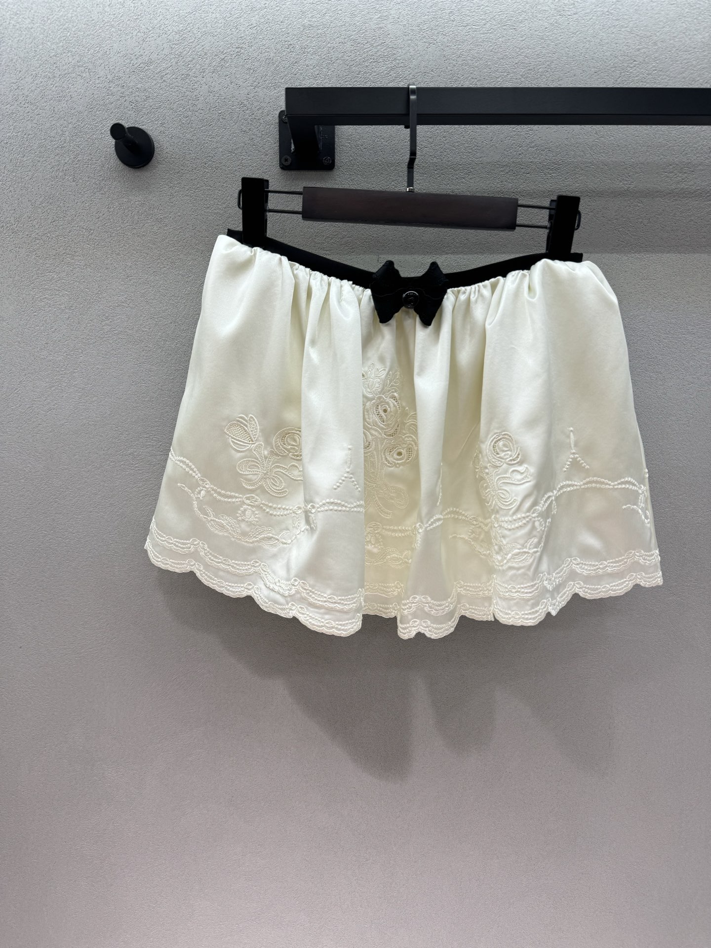 NO:836421,Top Skirt 2026 Spring&Summer Le Fam*e, a heavy-duty palace-style suit, the black and white tones are truly timeless and classic, with a sense of French elegance, the lace collar of the knitted top + layers of ruffles, the details are ecstatic!  Milky white embroidered tutu skirt, paired with a small black bow, sweet but not greasy, short top + high waist skirt, easy to wear with a good proportion of 30 to 70 points. Wear it on a date or afternoon tea, and you will be directly asked about the link!  A perfect flower of wealth in the world, gentle and noble ~ Three numbers!  ,,skirts,19860909上衣 半裙 2026 Spring&Summer Le Fam*e,重工宫廷风套装, 黑白色调真的永远经典,自带法式优雅感, 针织上衣的蕾丝领+层层荷叶边,细节控狂喜！ 奶白色刺绣蓬蓬裙, 搭配黑色小蝴蝶结,甜而不腻, 短款上衣+高腰裙,轻松穿出三七分好比例, 约会、下午茶穿它,直接被问爆链接！ 妥妥的人间富贵花,温柔又贵气～ 三码！,,skirts,,Women's clothing