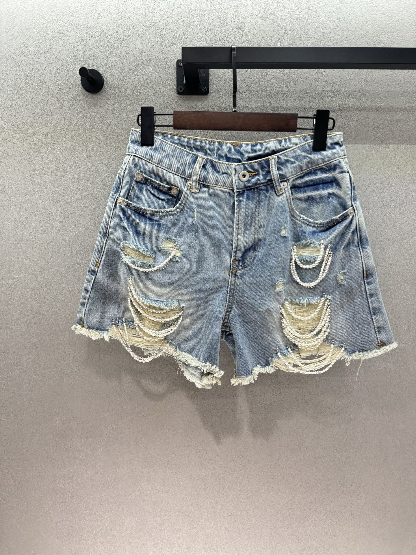 NO:836379,2026 Spring&Summer!  Pearl ripped denim shorts, washed blue + raw edged holes, bring the casualness of American street style, and the pearl tassels at the holes instantly add gentleness and elegance. The high-waisted version shows long legs. Just wear it with a white T or a short top, and you can instantly transform into a sweet and sexy hot girl. It is a must-have for the C-position in summer~ Size 3!  ,,shorts,198609092026 Spring&Summer  ！珍珠破洞牛仔短裤, 水洗蓝+毛边破洞,自带美式街头的随性, 破洞处的珍珠流苏,又瞬间把温柔贵气拉满. 高腰版型巨显腿长,随便搭个白T或者短上衣,都能秒变又甜又拽的辣妹, 夏天的出街C位,必须是它～ 三码！,,shorts,,Women's clothing