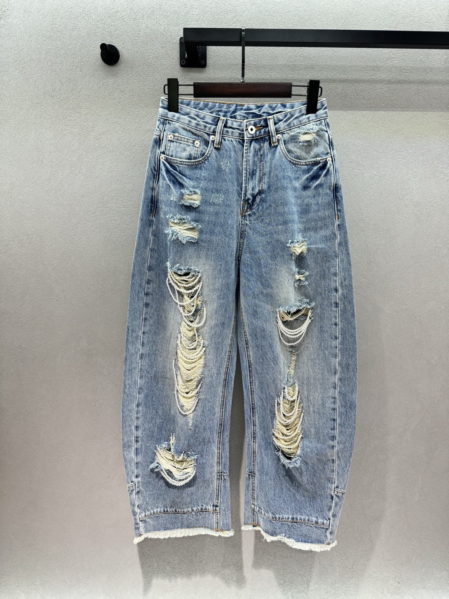 NO:836432,2026 Spring&Summer pearl ripped denim trousers, washed blue + raw edged holes, with American street casualness, and the pearl tassels at the holes instantly add gentleness and elegance. The high-waisted version shows long legs, just wear it with a white T or a short top, you can instantly become a sweet and sexy hot girl. It is a must-have for the C position in summer ~ size 3!  ,,198609092026 Spring&Summer  珍珠破洞牛仔长裤, 水洗蓝+毛边破洞,自带美式街头的随性, 破洞处的珍珠流苏,又瞬间把温柔贵气拉满. 高腰版型巨显腿长,随便搭个白T或者短上衣,都能秒变又甜又拽的辣妹, 夏天的出街C位,必须是它～ 三码！,,,Women's clothing
