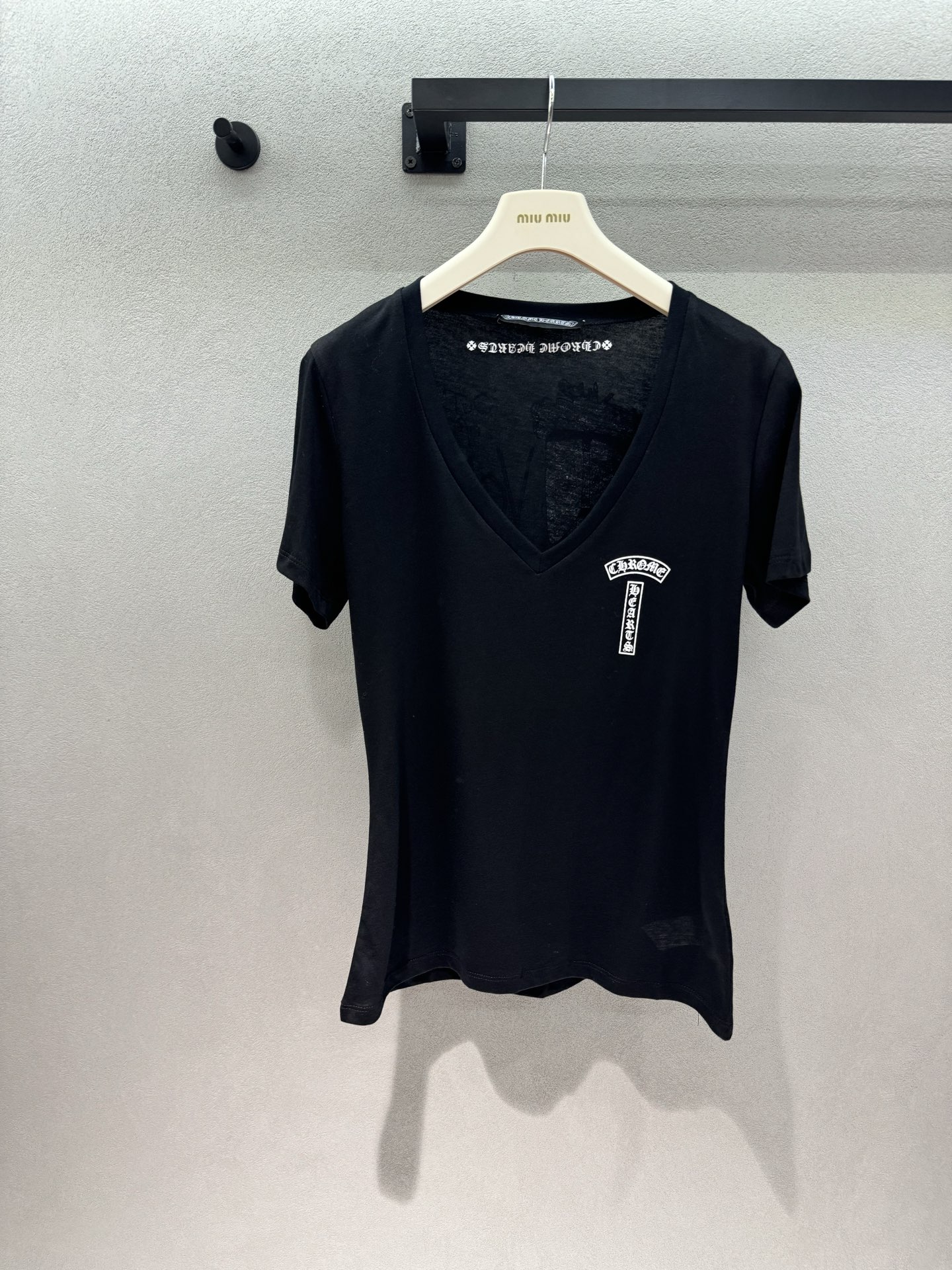 NO:837083,2026 Spring&Summer Ch, V-neck comic T, classic cross-flower logo, and the graffiti print on the back is so personal. The slogan 'Out of Vogue' directly brings out the attitude. The slim-fit V-neck version is super flattering, and it modifies the shoulder line and collarbone. The design with white letters on a black background is low-key and recognizable, and it will not conflict with daily wear!  The fabric is soft and fufu, so you won’t feel sweaty when wearing it in summer. It’s perfect for wearing alone or layered. It’s a perfect fit for dark girls~ Three sizes!  ,,198609092026 Spring&Summer Ch,V领漫画T, 经典的十字花logo, 背面的涂鸦印花也太有个性了, “Out of Vogue”的标语直接把态度拉满 修身V领版型超显身材,修饰肩线和锁骨一绝,黑底白字的设计低调又有辨识度, 日常穿完全不撞款！ 面料软fufu的,夏天穿也不闷汗, 单穿或叠穿都超合适,暗黑系女孩直接锁死～ 三码！,,,Women's clothing