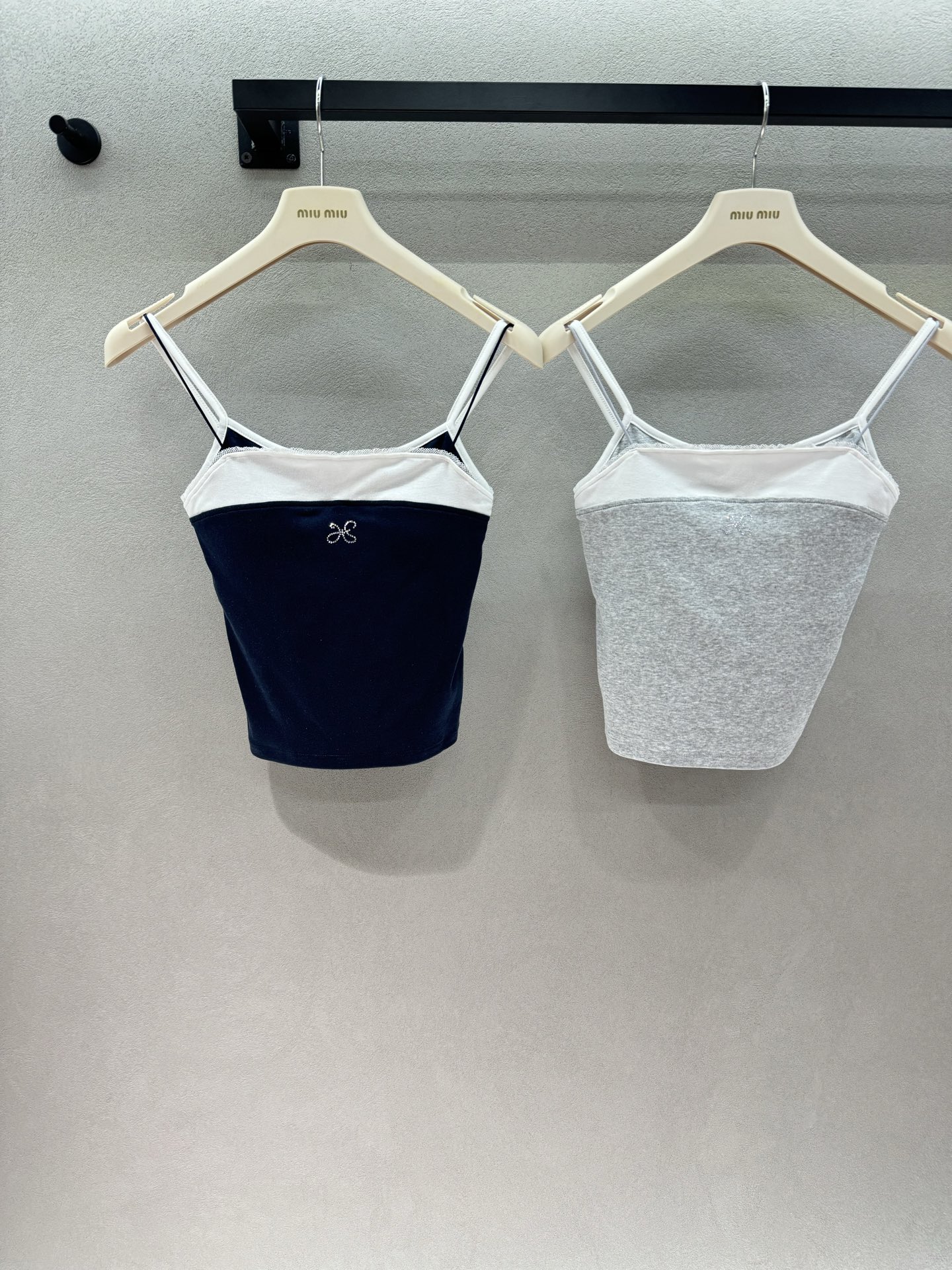 NO:837069,2026 Spring&Summer Ann contrasting suspenders, milky white contrasting edges + lace, bring a sweet girl atmosphere. The short slim fit is very girly. While pinching out the waist, the thin shoulder straps can also quietly modify the shoulder line. Paired with low-waisted denim shorts, it is a sweet girl. The small logo on the chest is low-key and recognizable. The design with built-in breast pads does not have to worry about being exposed. In summer, sweet girls wear it inside and outside.  Two colors, three codes!  ,,shorts,198609092026 Spring&Summer  Ann撞色吊带, 奶白撞色边+蕾丝花边,自带甜妹氛围感 短款修身版型太懂女生了, 掐出小蛮腰的同时, 细肩带还能悄悄修饰肩线, 搭配低腰牛仔短裤就是元气甜妹, 胸前的小logo低调又有辨识度, 自带胸垫的设计也完全不用担心走光, 夏天的甜妹内搭外穿神器～ 两色,三码！,,shorts,,Women's clothing