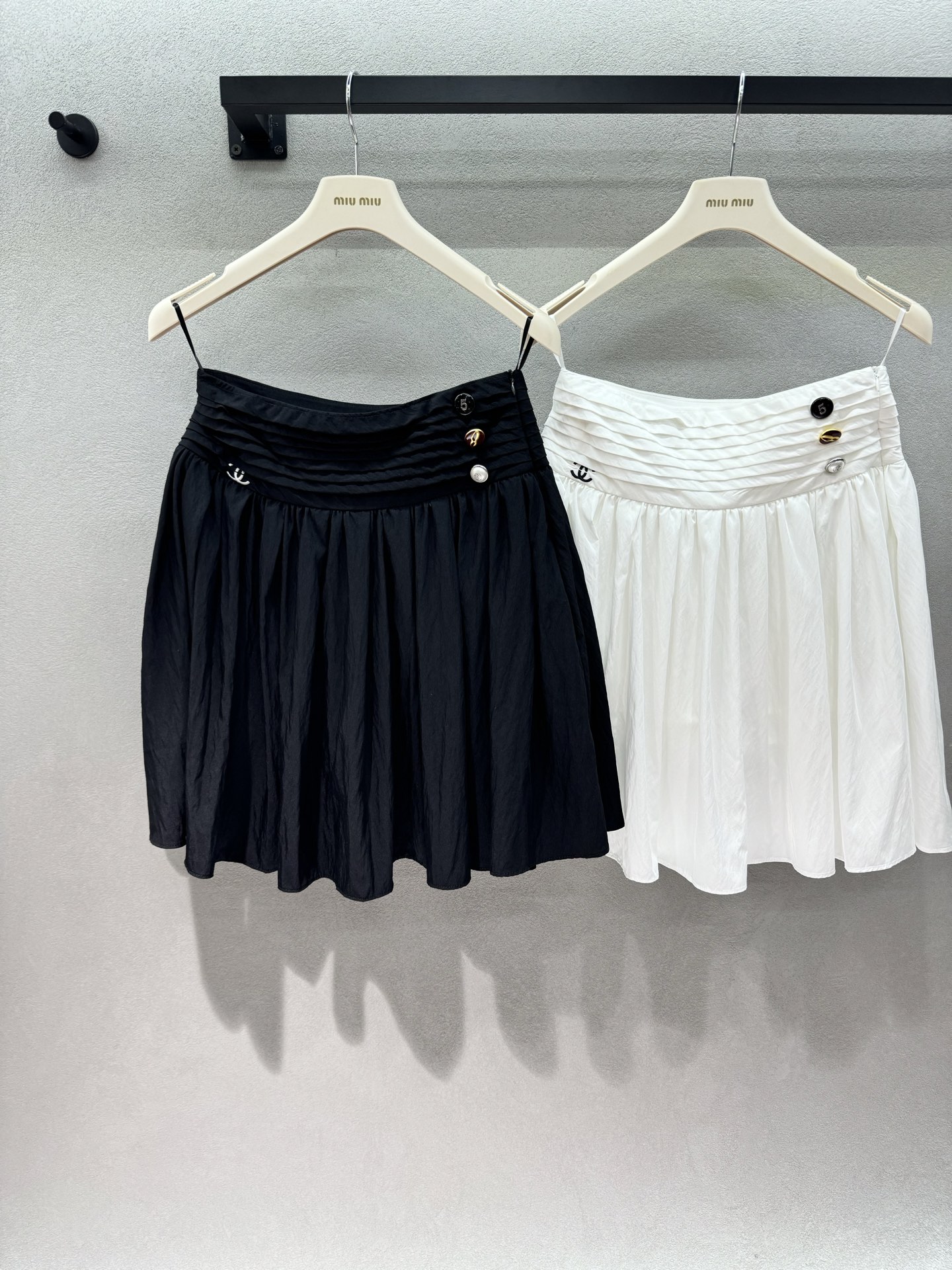 NO:837109,2026 Spring&Summer The soft A-line version hides the wide fake hips. The high-waisted pleated waistband directly creates an ant waist. The pearl + metal buckle details on the waist side make the black look slim and cool, while the white one is pure and cute. Wear it with suspenders in summer and sweaters in winter. It can be matched with all the clothes in the wardrobe!  Wear it and you will look like a sweet girl walking on the streets of Paris~ Two colors, three sizes!  ,,sweaters,198609092026 Spring&Summer  软乎乎的A字版型, 把胯宽假胯宽藏得严严实实 高腰压褶腰头直接掐出蚂蚁腰, 腰侧的珍珠+金属扣细节, 黑的显瘦又酷,白的纯欲又乖, 夏天配吊带、冬天配毛衣, 衣柜里所有衣服都能搭！ 穿上就是走在巴黎街头的甜妹～ 两色,三码！,,sweaters,,Women's clothing