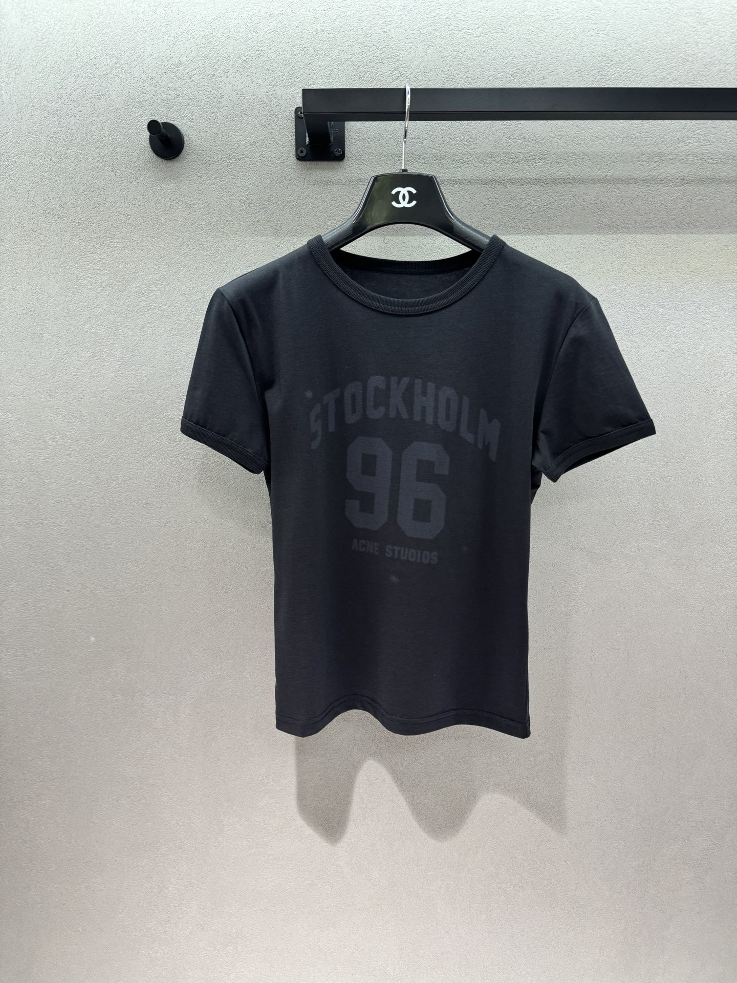 NO:837099,2026 Spring&Summer Ac distressed T-shirt, slim-fitting and short version, tucks in the waist and abdomen line just right, does not pinch the flesh, and can still reveal a little waistline. The dark pattern print on the chest is low-key and recognizable. The distressed and washed black fabric is soft and slimming. It can be matched with all the bottoms in the wardrobe. It can be worn by lazy people to become a god!  Three yards!  ,,tees,t-shirt,198609092026 Spring&Summer  Ac做旧T恤, 修身短款版型,把腰腹线条收得刚刚好, 不会勒肉,还能露出一点点腰线, 胸前暗纹印花,低调又有辨识度, 做旧水洗的黑色面料,软乎乎的还巨显瘦, 衣柜里所有下装都能搭,懒人穿搭直接封神！ 三码！,,tees，t-shirt,,Women's clothing