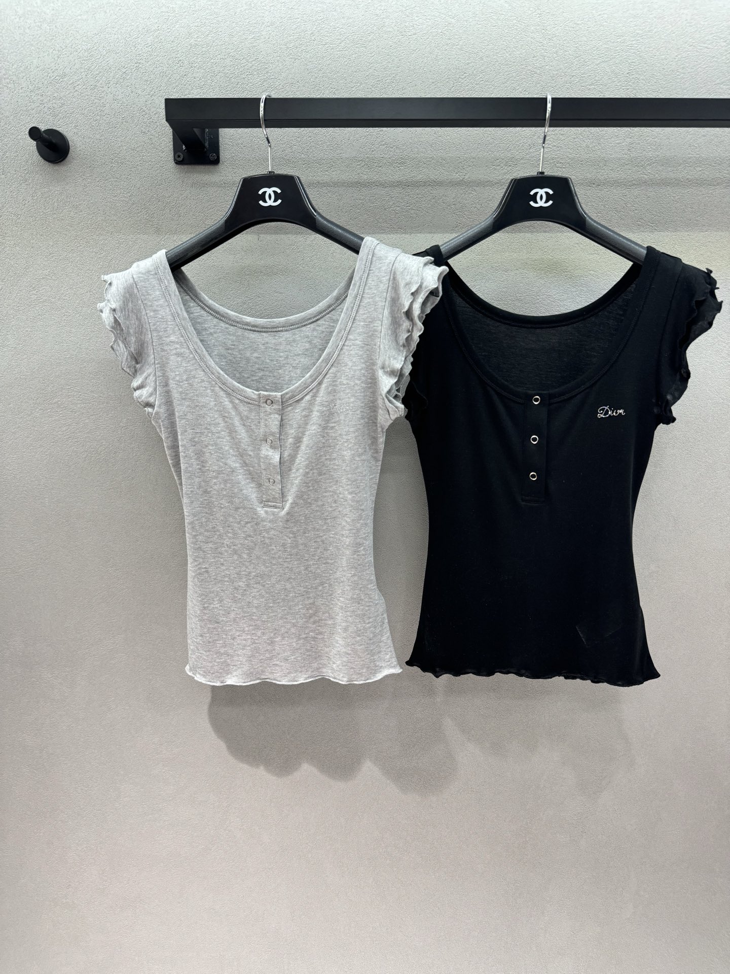 NO:837046,2026 Spring&Summer Flying Sleeve U-shaped T-shirt, the ruffled small flying sleeves hide the body tightly, and comes with a right-angled shoulder buff. The soft fufu fabric is very comfortable to wear, and the slim fit is not tight at all. The gray is gentle and Korean, and the black is cool and spicy~ Two colors, three sizes!  ,,tees,t-shirt,198609092026 Spring&Summer  飞袖U型 T恤, 荷叶边小飞袖把拜拜肉藏得严严实实, 自带直角肩buff 软fufu的面料贴身穿巨舒服, 修身版型又完全不勒肉, 灰色温柔又韩系,黑色又酷又辣～ 两色,三码！,,tees，t-shirt,,Women's clothing