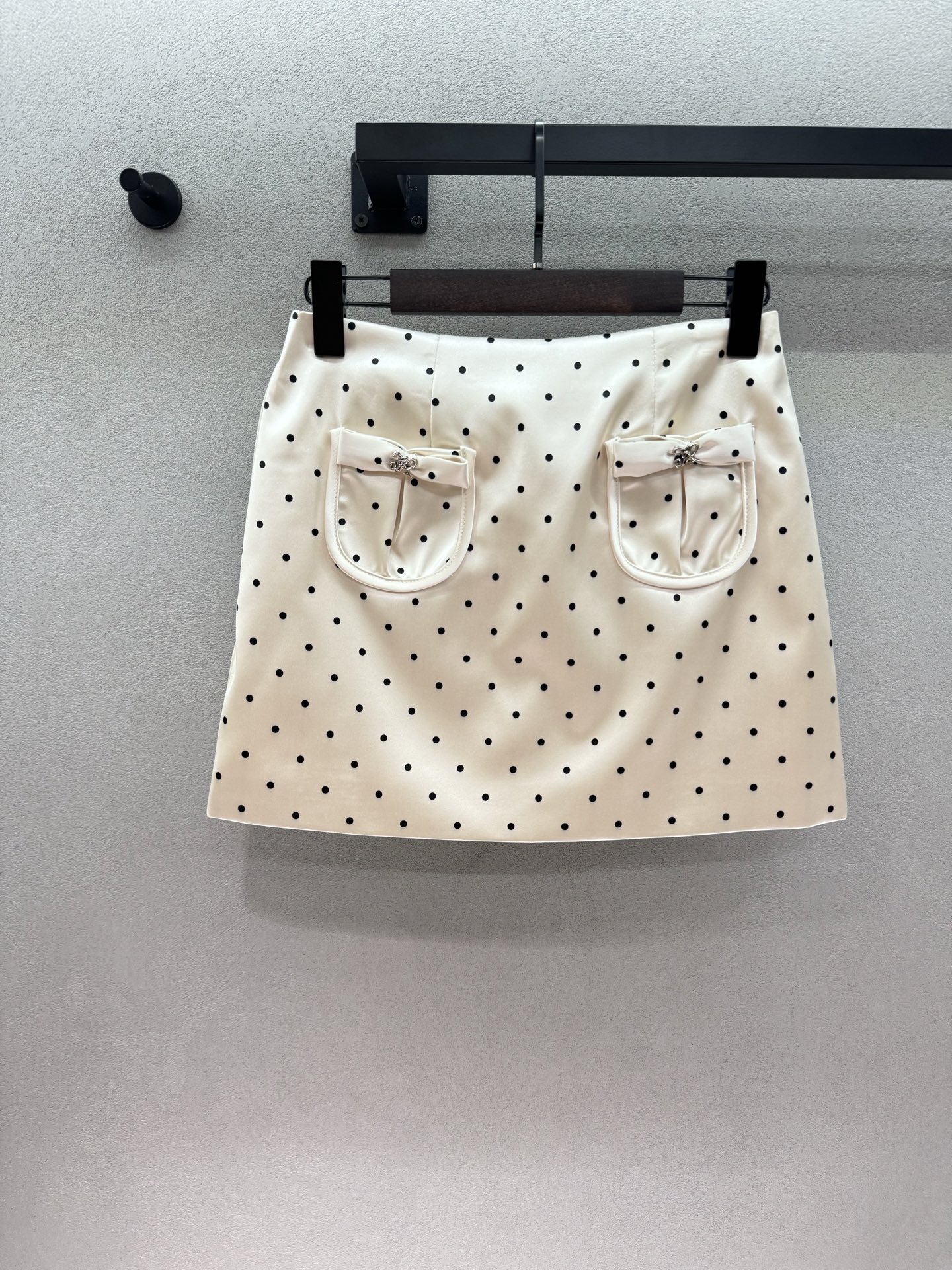 NO:837088,Tops and Skirts 2026 Spring&Summer JR, polka-dot peach, with a retro and sweet atmosphere, short puff sleeves + doll collar design, transform into a pretty lady in one second, bow pocket details on tops and skirts, delicate to the core, high-waisted A-line skirts that hide a lot of flesh, can be easily controlled by pear-shaped figures, one set looks gentle and noble~ Three sizes!  ,,skirts,T-shirt,19860909上衣 半裙 2026 Spring&Summer JR,波点桃子,自带复古又甜美的氛围, 泡泡短袖+娃娃领设计, 一秒化身娇俏大小姐, 上衣和半裙的蝴蝶结口袋细节, 精致到骨子里, 高腰A字半裙巨藏肉, 梨形身材也能轻松驾驭, 一套穿起来温柔又贵气～ 三码！,,skirts,T-shirt,,Women's clothing