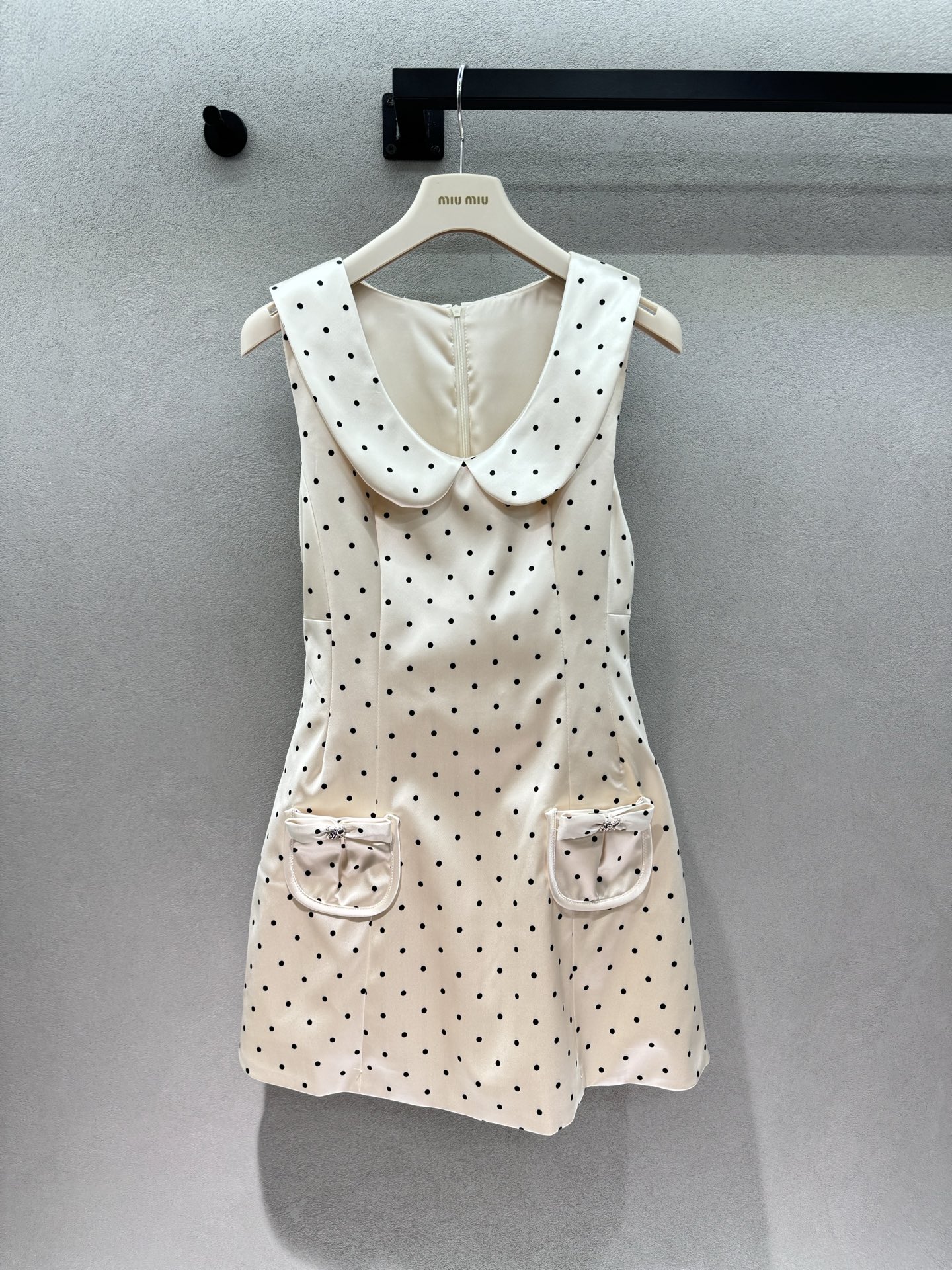NO:837063,2026 Spring&Summer JR, polka dot dress, comes with retro and sweet filters, doll collar + sleeveless design, transforming into a pretty lady in one second, bow pockets on both sides of the skirt, exquisite to the core, high-waisted A-line version with huge belly, long legs, wear it on dates, afternoon tea, gentle and noble, turn heads and become a god~ Size 3!  ,,skirts,198609092026 Spring&Summer JR,波点连衣裙, 自带复古又甜美的滤镜, 娃娃领+无袖设计,一秒化身娇俏大小姐, 裙身两侧的蝴蝶结口袋,精致到骨子里, 高腰A字版型巨藏肉,腿长直接拉满, 约会、下午茶穿它, 温柔又贵气,回头率直接封神～ 三码！,,skirts,,Women's clothing
