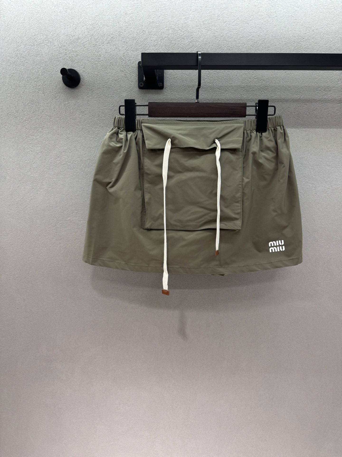NO:837056,Tops and Skirts 2026 Spring&Summer Mi*, work suit, low saturation military green with a cool and high-end feel, short work jacket + high-waisted A-line skirt, 37/30 proportions, multi-pocket design + white drawstring details, sweet and cool feeling, one set can be used for daily life, going out, and dating, and it will turn heads ~ Three sizes!  ,,skirts,jackets & coats,19860909上衣 半裙 2026 Spring&Summer Mi*,工装套装, 低饱和军绿色自带清冷高级感, 短款工装夹克+高腰A字半裙, 三七分比例直接拉满, 多口袋设计+白色抽绳细节,甜酷感拉满, 一套搞定日常、出街、约会, 回头率直接封神～ 三码！,,skirts,jackets & coats,,Women's clothing