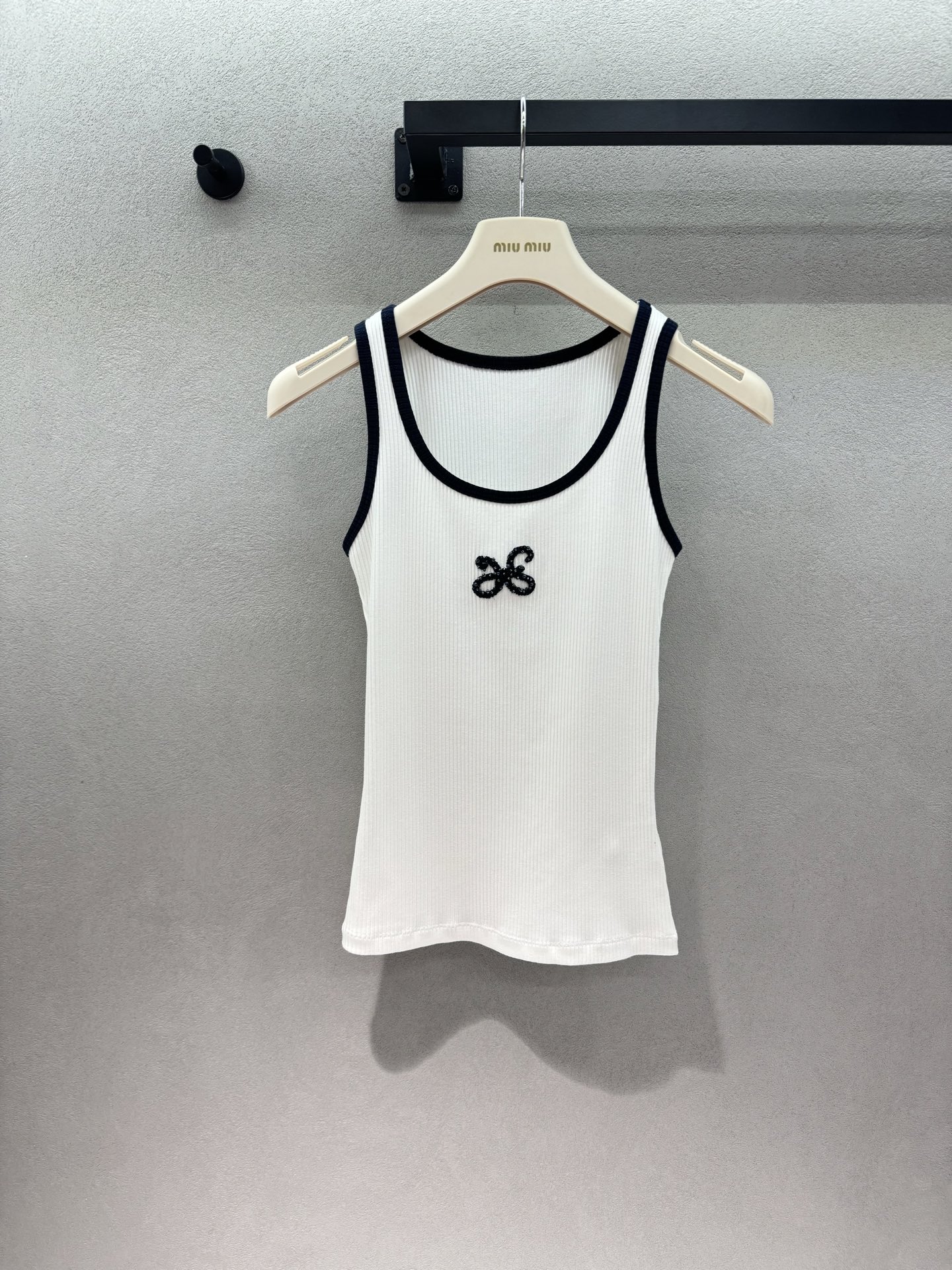 NO:838468,2026 Spring&Summer ann classic U-neck vest!  Black and white contrasting colors + bow embroidery, high-elastic ribbed fabric that shows off your figure, a U-shaped collar that exposes your collarbone without exposing your collarbone, and a box-shaped silhouette that can hide your underboob. It’s breathable and comfortable in summer. It’s a versatile piece in your wardrobe~ Three sizes!  ,,198609092026 Spring&Summer  ann经典U领背心！ 黑白撞色+蝴蝶结刺绣, 高弹罗纹面料巨显身材, U型领露锁骨又不暴露, 工字版型还能藏副乳, 夏天穿透气又舒服, 衣柜里的百搭款就是它～ 三码！,,,Women's clothing