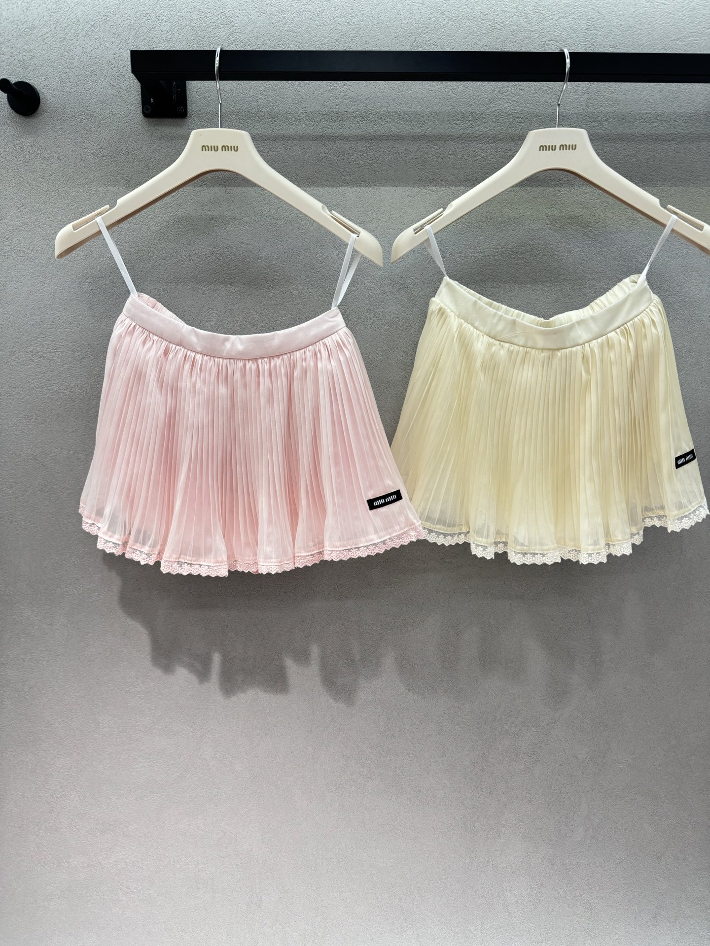 NO:838476,2026 Spring&Summer MM ballet skirt, pleated skirt directly welds romance to the body!  Both colors are so beautiful that they are speechless. The light pleated fabric and the three-layer design have a sense of air. The lace hem is gentle to the bone. The short version shows the length of the legs. The elastic waist is suitable for a variety of dressing styles ~ Two colors, three sizes!  ,,skirts,198609092026 Spring&Summer  MM芭蕾裙, 百褶短裙直接把浪漫焊在身上！ 两个颜色都美到失语, 轻盈的百褶面料,三层设计自带空气感, 蕾丝花边的下摆温柔到骨子里, 短款版型巨显腿长, 松紧腰头,适配多种穿搭风格～ 两色,三码！,,skirts,,Women's clothing