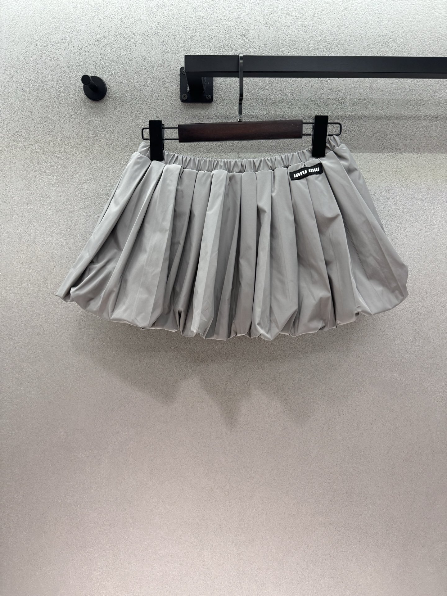 NO:838480,2026 Spring&Summer MM gray flower bud skirt. The crisp matte fabric supports the fluffy flower bud feeling. The elastic waist is very friendly to all body types. The flesh of the waist and abdomen is completely hidden, and sisters with wide hips can also wear it with confidence. The black cloth label that comes with it is low-key and recognizable. It is a no-brainer for casual wear in spring and summer. Lazy people can wear it easily and effortlessly fashionable. There must be a place for it in the wardrobe~  Three yards!  ,,skirts,198609092026 Spring&Summer MM灰色花苞裙, 挺括的哑光面料撑起蓬蓬花苞感, 松紧腰对各种身材都超友好, 腰腹的肉肉全藏住,胯宽姐妹也能放心冲～ 自带的黑色布标低调又有辨识度, 春夏随便一搭都不用费脑, 懒人穿搭直接拿捏不费力的时髦感, 衣柜里必须留个位置给它～ 三码！,,skirts,,Women's clothing