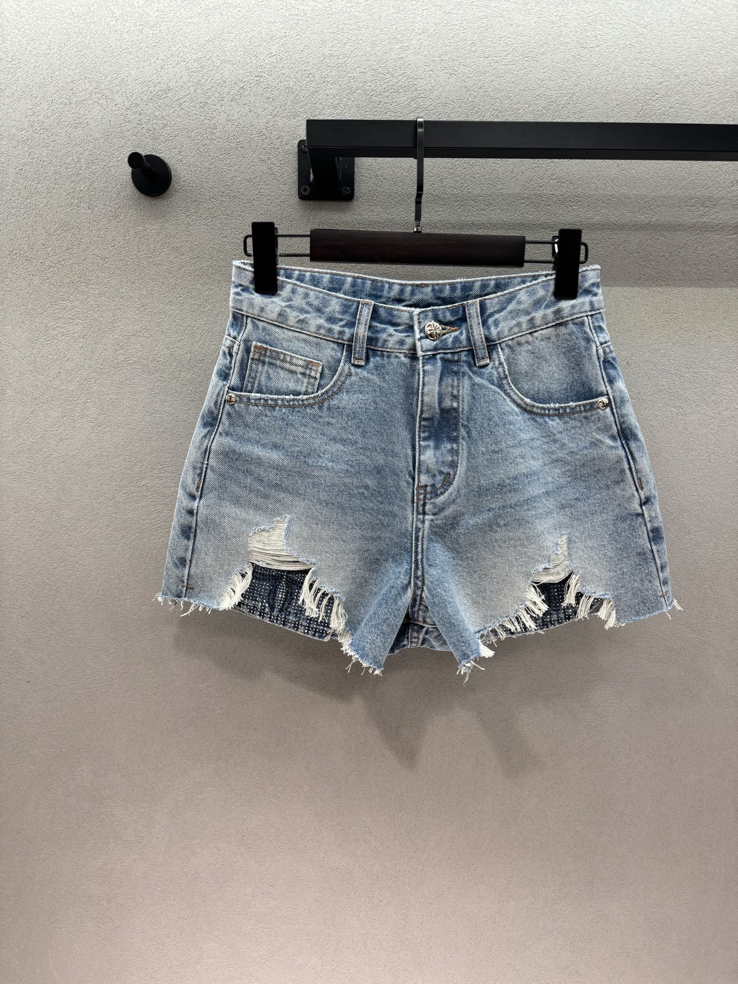 NO:838484,2026 Spring&Summer Ann denim shorts, high waist + raw edges + holes, the old washed blue color has a retro street feel, the high-waisted version shows long legs and maximizes the waist-to-hip ratio. The rhinestone lining design inside the holes is sweet and cool. The raw edge trouser legs are casual and slimming, and do not pick up the leg shape at all!  Three yards!  ,,shorts,198609092026 Spring&Summer  Ann牛仔短裤, 高腰+毛边+破洞, 做旧水洗蓝自带复古街头感, 高腰版型超显腿长,把腰臀比拉到极致, 破洞里面的水钻内衬设计,又甜又酷, 毛边裤脚随性又显瘦,完全不挑腿型！ 三码！,,shorts,,Women's clothing