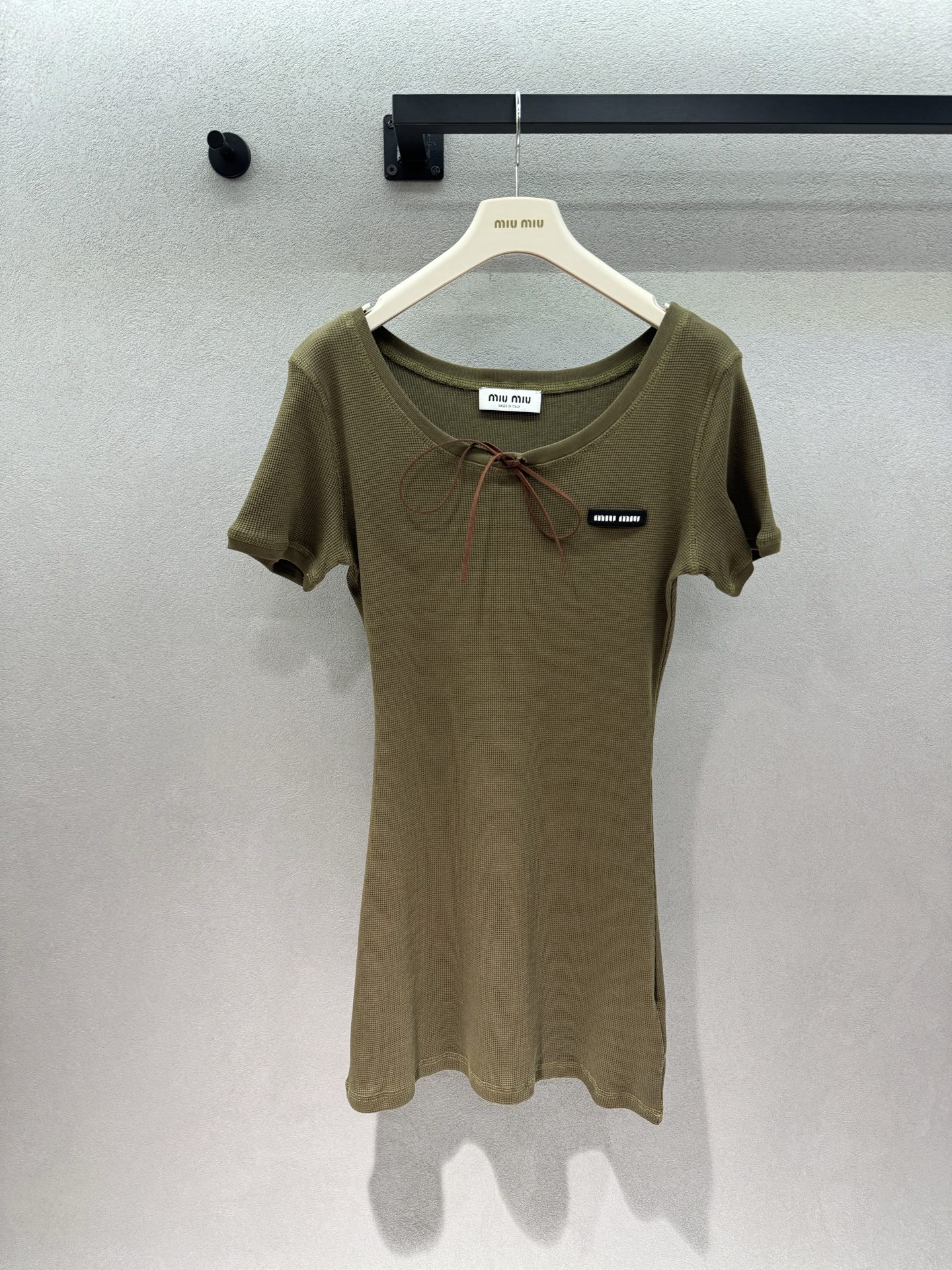 NO:838461,2026 Spring&Summer MM waffle texture fabric U-neck skirt, with built-in retro filter, low-saturated olive green and super white, large U-shaped neckline + brown laces, slim tailoring that just outlines the body curve, not tight or procrastinating, the brand logo on the chest is low-key and recognizable, full of details!  It has a lazy and fashionable feel, so lazy people can easily choose the outfit~ Three sizes!  ,,skirts,198609092026 Spring&Summer MM华夫格肌理面料U领裙, 自带复古滤镜,低饱和橄榄绿超显白, U型大领口+棕色系带, 修身剪裁刚好勾勒出身材曲线, 不紧绷也不拖沓, 胸前的品牌布标低调又有辨识度, 细节感拉满！ 自带慵懒时髦感,懒人穿搭直接拿捏～ 三码！,,skirts,,Women's clothing