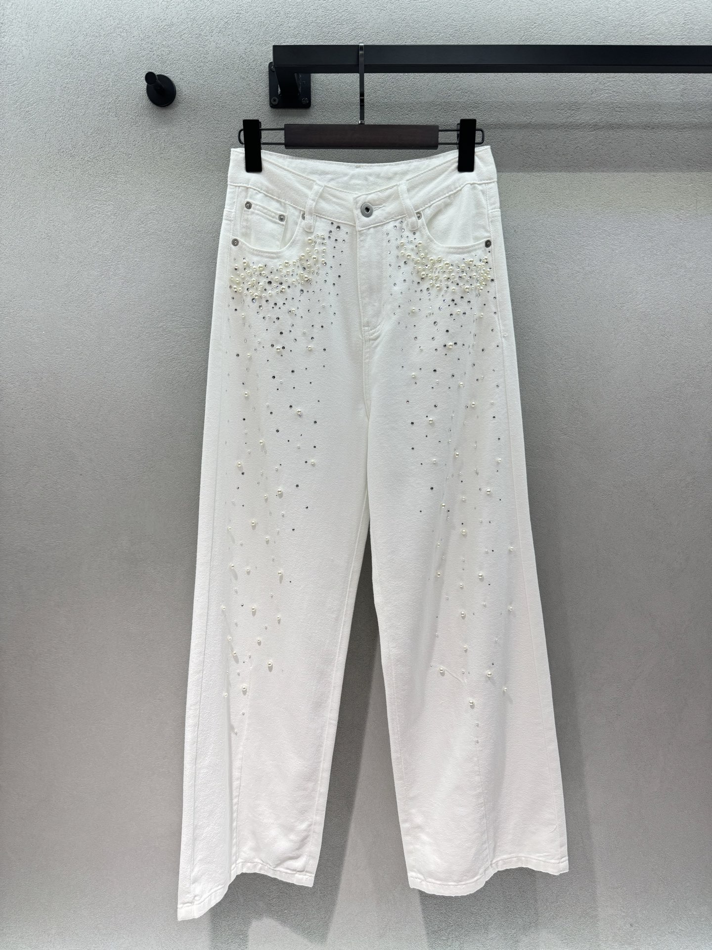 NO:839734,2026 Spring&Summer Ann starlight white pants. The high-waisted wide-leg version directly stretches the legs to 1.8 meters. The most amazing thing is the gradient beading + hot rhinestones. They are blingbling in the sun, like wearing the Milky Way on the body. Paired with a short suspender, it is so cool. Wear it with a white top and small suspenders in spring and summer. It is refreshing and elegant, and it will be a great photo-shooter~ Three sizes!  ,,198609092026 Spring&Summer Ann星光白裤子 高腰阔腿版型直接把腿拉成1米8, 最绝的是渐变钉珠+烫钻, 阳光下blingbling的,像把银河穿在了身上, 搭配短款吊带直接甜酷到炸, 春夏穿它配白上衣、小吊带, 清清爽爽又自带贵气,拍照巨出片～ 三码！,,,Women's clothing