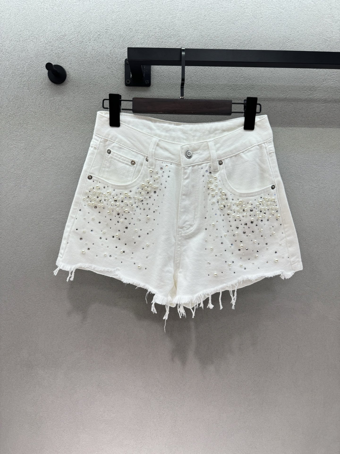 NO:839701,2026 Spring&Summer Ann starlight white pants. The high-waisted wide-leg version directly stretches the legs to 1.8 meters. The most amazing thing is the gradient beading + hot rhinestones. They are blingbling in the sun, like wearing the Milky Way on the body. Paired with a short suspender, it is so cool. Wear it with a white top and small suspenders in spring and summer. It is refreshing and elegant, and it will be a great photo-shooter~ Three sizes!  ,,198609092026 Spring&Summer Ann星光白裤子 高腰阔腿版型直接把腿拉成1米8, 最绝的是渐变钉珠+烫钻, 阳光下blingbling的,像把银河穿在了身上, 搭配短款吊带直接甜酷到炸, 春夏穿它配白上衣、小吊带, 清清爽爽又自带贵气,拍照巨出片～ 三码！,,,Women's clothing
