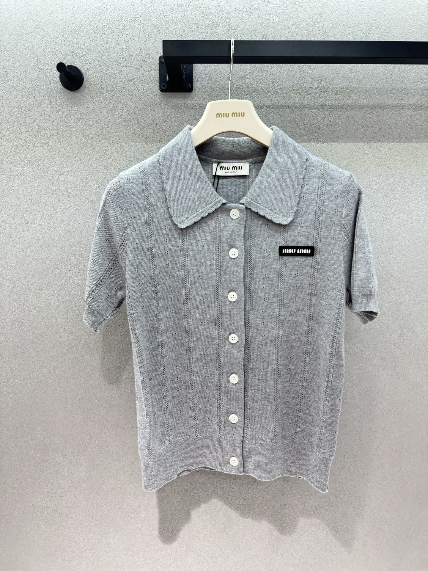 NO:839706,2026 Spring&Summer Miu lapel polo, doll collar + hollow jacquard + small logo design, welding the girly and noble feeling on the body!  The fabric is soft, breathable and not sweaty even in summer, and can be easily controlled by any figure ~ Three colors, three sizes!  ,,miumiu,198609092026 Spring&Summer Miu翻领polo, 娃娃领+镂空提花+小标设计, 把少女感和贵气感焊在身上！ 面料软乎乎的,夏天穿也透气不闷汗, 任何身材都可轻松驾驭～ 三色,三码！,,miumiu,,Women's clothing
