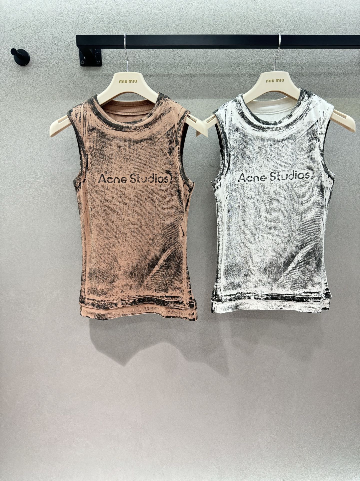 NO:839726,2026 Spring&Summer AC distressed vest, the distressed spray-painted texture is really amazing. Both colors come with retro filters, like a layer of old-fashioned brushed atmosphere. It is not picky at all, and yellow-skinned sisters can also wear it. The slim-fitting but not tight version is too friendly. The narrow shoulder strap + round neck design exposes the right-angled shoulders and collarbones. It is effortless fashionable to wear it when you go out~ Two colors, three sizes!  ,,198609092026 Spring&Summer AC做旧背心, 做旧喷绘的肌理感真的绝了, 两色都自带复古滤镜, 像自带一层旧旧的磨毛氛围感, 完全不挑皮,黄皮姐妹也能冲, 修身但不勒肉的版型太友好了, 窄肩带+圆领设计,露出直角肩和锁骨, 出门随手一搭就是不费力的时髦感～ 两色,三码！,,,Women's clothing