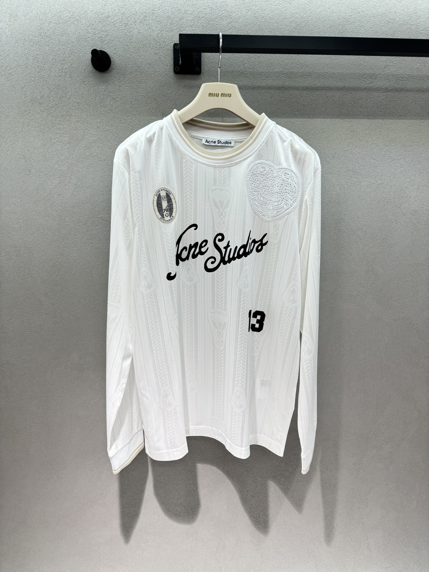 NO:845497,2026 Spring&Summer AC, jersey long T-shirt, off-white dark grain texture brings a sense of luxury, lace heart patch + handwritten logo, loose shoulder style is super friendly to the body, can be worn alone in spring and summer, or layered in autumn and winter, the king of all-match in the wardrobe~ Three sizes!  ,,tees,t-shirt,198609092026 Spring&Summer AC,球衣长T恤, 米白暗纹肌理自带高级感, 蕾丝爱心贴布+手写体logo, 宽松落肩版型对身材超友好, 春夏单穿、秋冬内搭都能打, 衣柜里的百搭王者～ 三码！,,tees，t-shirt,,Women's clothing