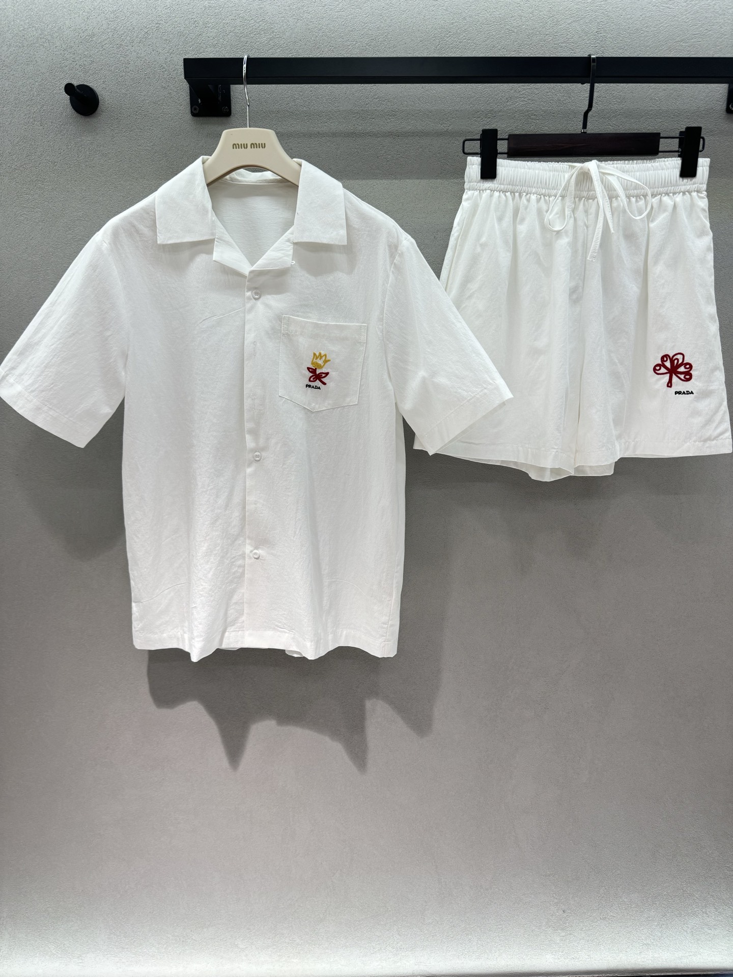 NO:884995,Tops and pants 2026 Spring&Summer PD lazy suit, a white set with full breasts, Cuban collar shirt + elastic waist shorts, loose fit that does not flatter your figure, the embroidery details on the chest and trouser legs are low-key yet elegant, the fabric is soft, breathable and comfortable, you can get it right away when going out, it will look great at the beach and daily wear. It is full of relaxation, lazy sisters can just close their eyes and go for it~ Three sizes!  ,,shorts,shirts,19860909上衣 中裤 2026 Spring&Summer PD懒人套装,奶fufu的白色一套, 古巴领衬衫+松紧腰短裤, 宽松版型不挑身材, 胸口和裤腿的刺绣细节低调又显贵, 面料软乎乎的,透气又舒服, 出门一套直接搞定,海边、日常穿都巨出片 松弛感拉满,懒人姐妹直接闭眼冲～ 三码！,,shorts,shirts,,Women's clothing