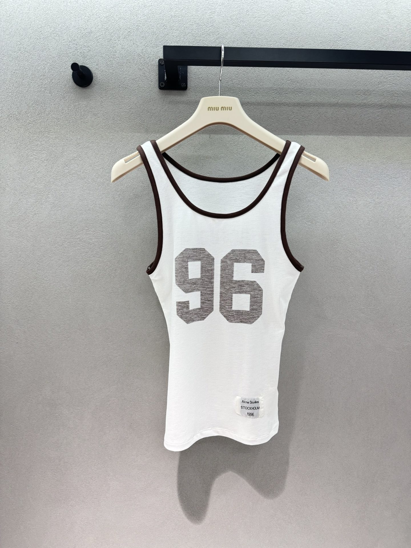 NO:860443,2026 Spring&Summer AC,96 vest, white micro-transparent knitted fabric + dark brown contrasting edges, simple and detailed!  '96' digital print on the front, retro American sports style, I-shaped version slim and slim, very versatile to wear alone or layered in summer. The fabric is light and breathable, and can be easily used in daily outings, dates, and casual occasions~ Two colors, three sizes!  ,,198609092026 Spring&Summer  AC,96背心 白色微透针织面料+深棕撞色边, 简约又有细节感！ 正面“96”数字印花,复古美式运动风, 工字版型修身显瘦, 夏天单穿or内搭都超百搭. 面料轻薄透气, 日常出街、约会、休闲场合都能轻松驾驭～ 两色,三码！,,,Women's clothing